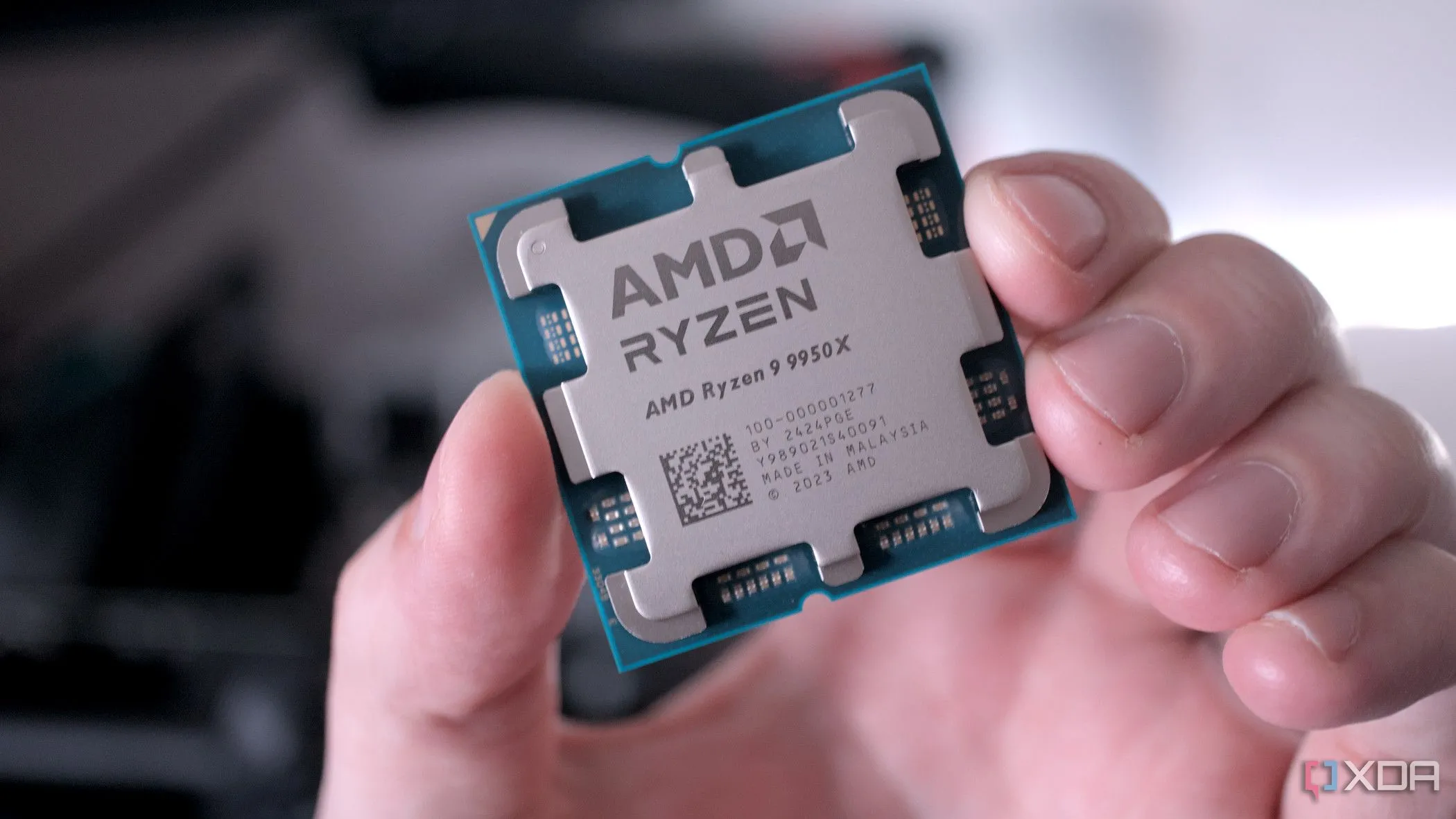 Chip CPU AMD Ryzen 9 9950X được cầm trên tay, biểu tượng cho sức mạnh bộ vi xử lý AMD trên thị trường máy tính