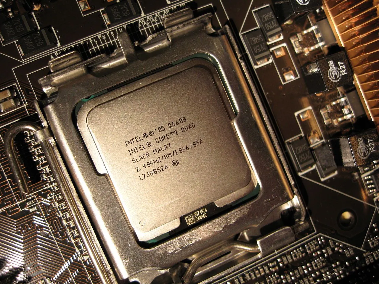 Chip Intel Core 2 Quad Q6600, biểu tượng cho CPU đời cũ không hỗ trợ TPM 2.0