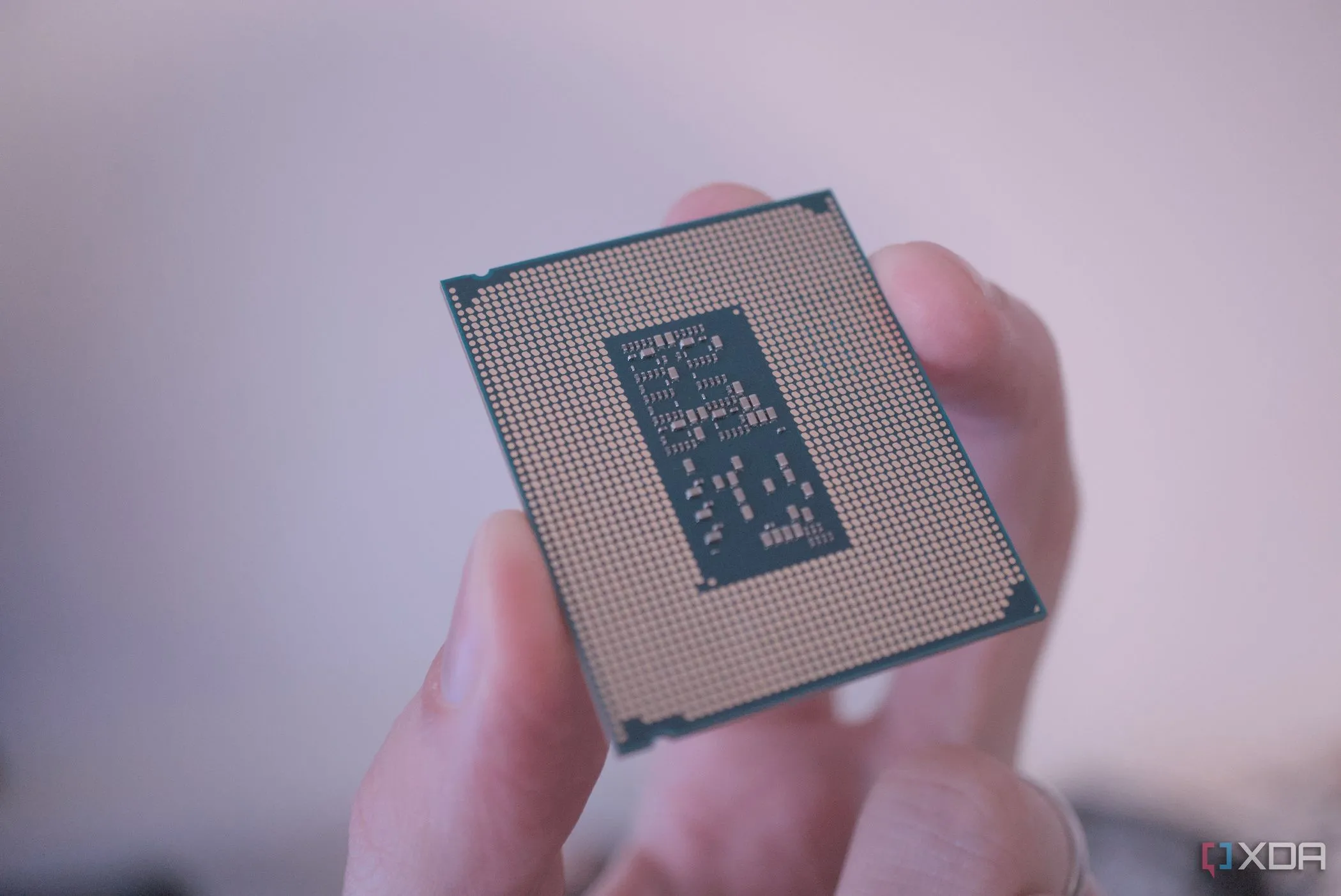 Chip Intel Core Ultra 7 với các chân tiếp xúc, minh họa công nghệ bán dẫn tiên tiến