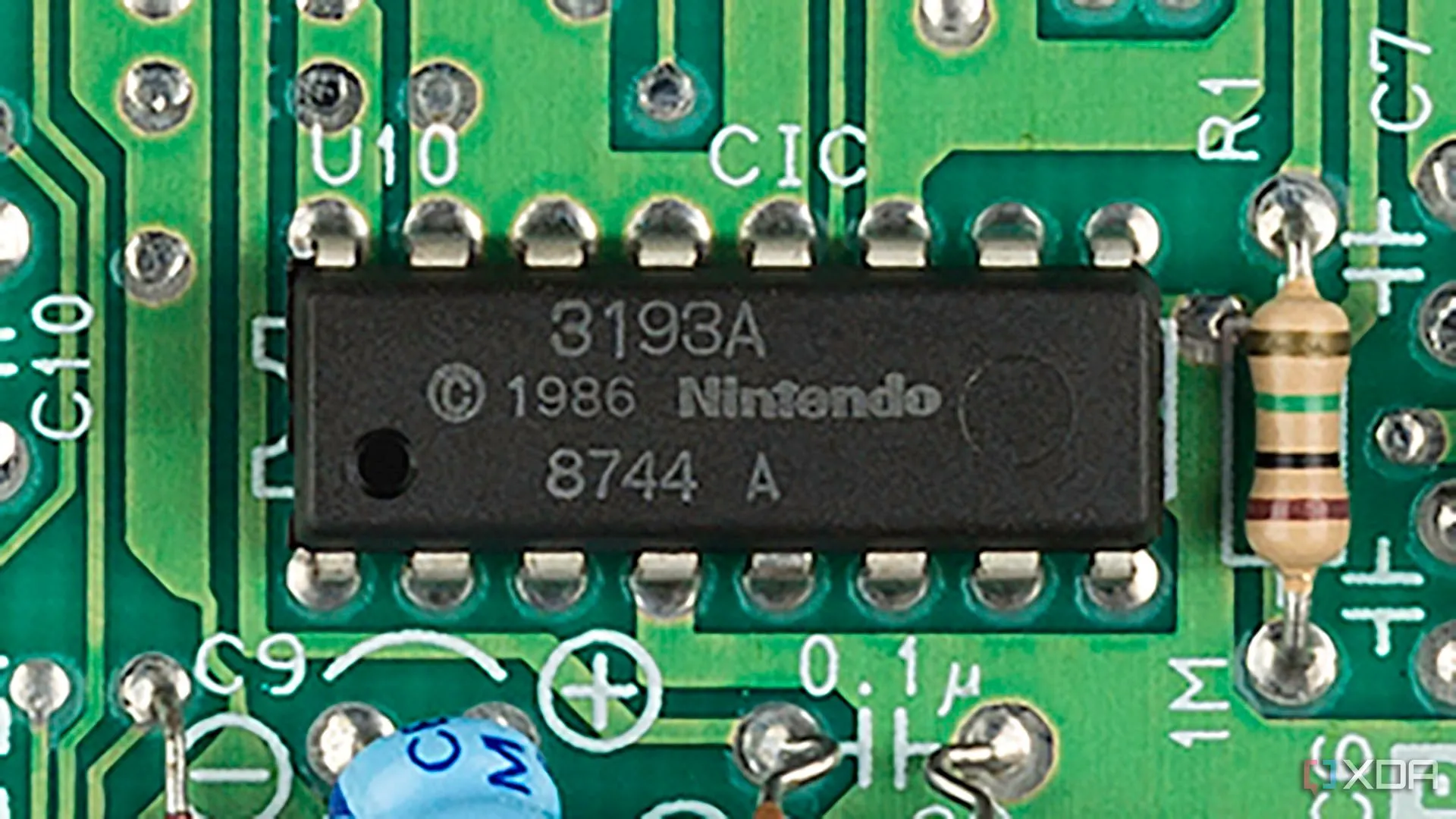 Chip khóa CIC trên Nintendo NES Mk1