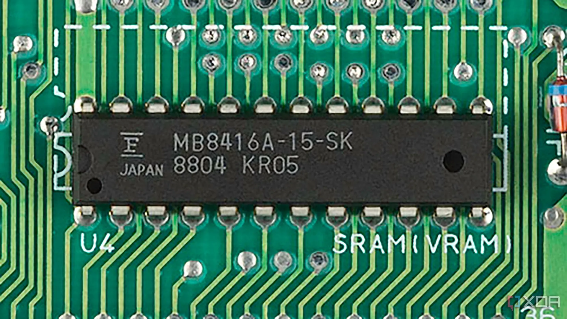 Chip VRAM 2KB trên bo mạch chủ Nintendo NES, lưu trữ dữ liệu đồ họa màn hình