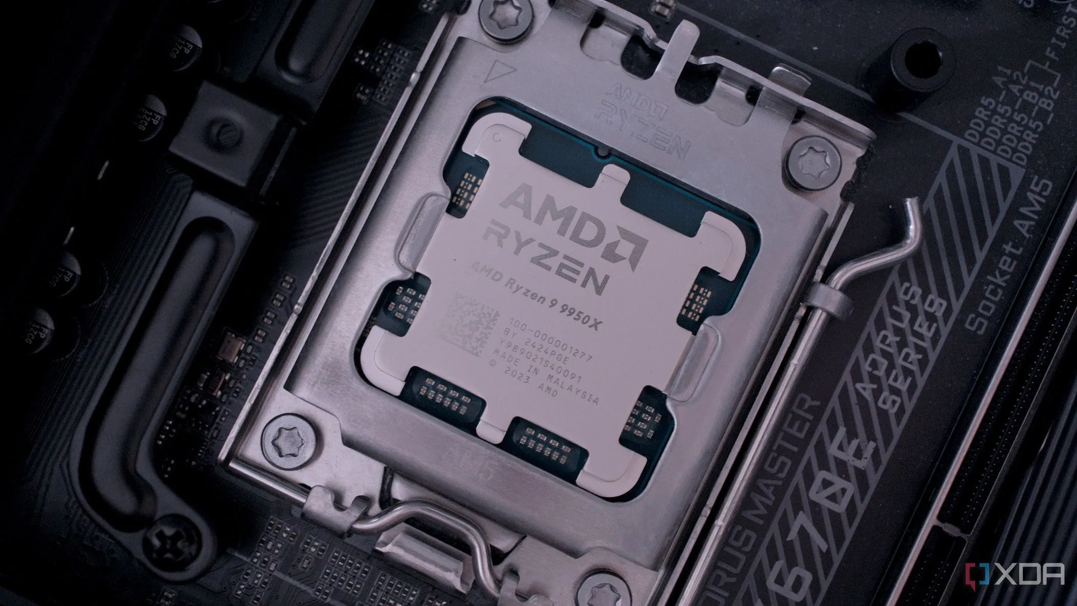 Chip xử lý AMD Ryzen 9 9950X thế hệ mới đang được lắp đặt trên bo mạch chủ, minh họa cho việc tối ưu hiệu năng CPU Ryzen.