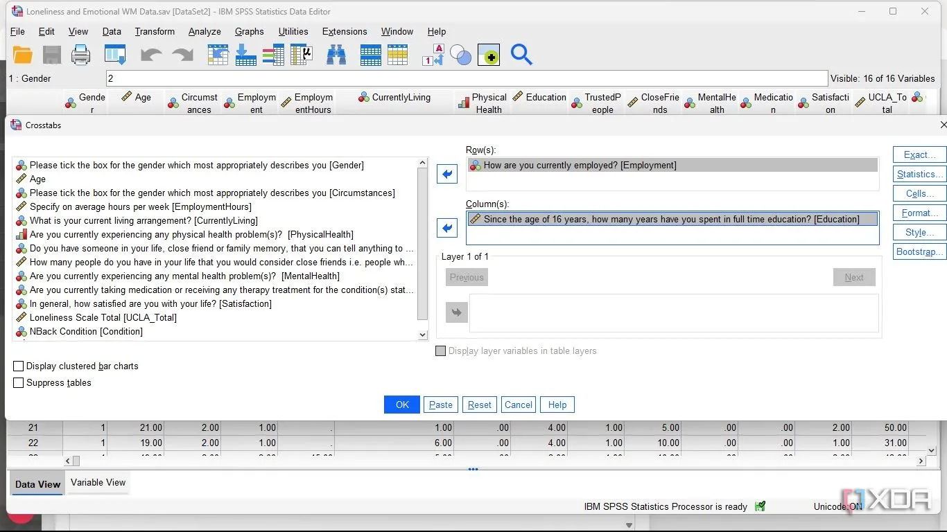 Chọn hai biến cần kiểm định mối quan hệ Chi-square, một cho hàng và một cho cột trong SPSS