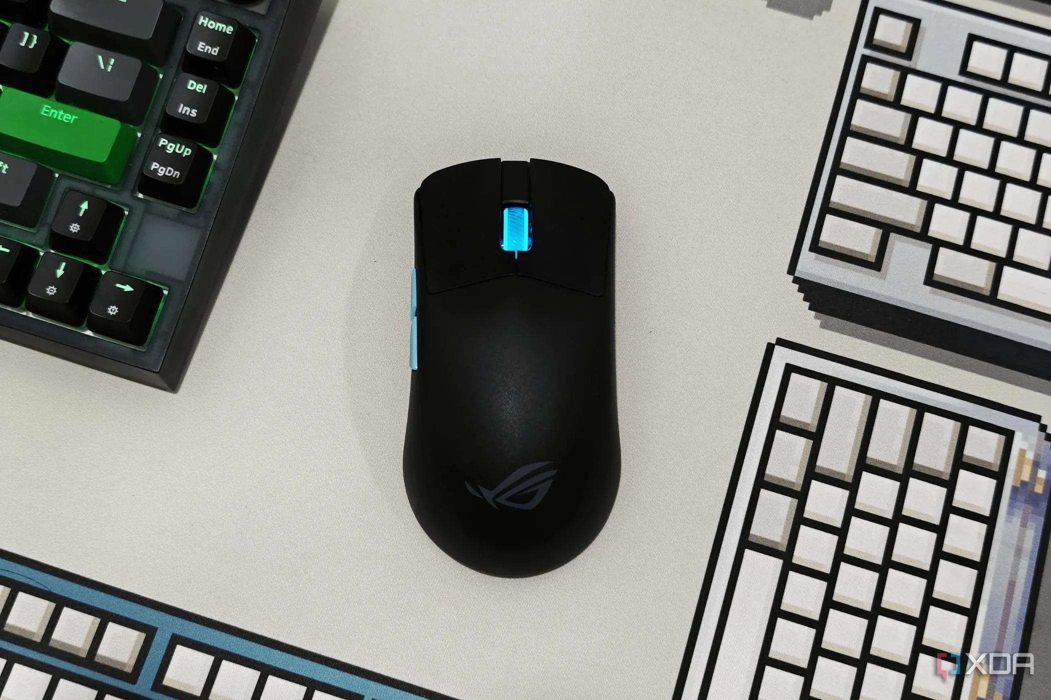Chuột gaming ASUS ROG Harpe Ace Aim Lab Edition nhìn từ trên xuống, minh họa cho một thiết bị có DPI cao.
