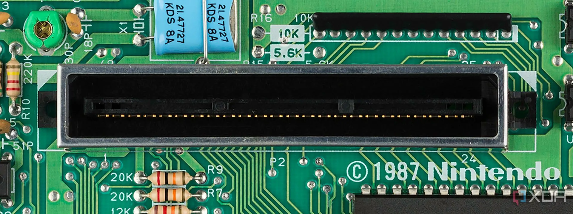 Cổng kết nối 72 chân trên bo mạch chủ NES, giao tiếp giữa console và cartridge game