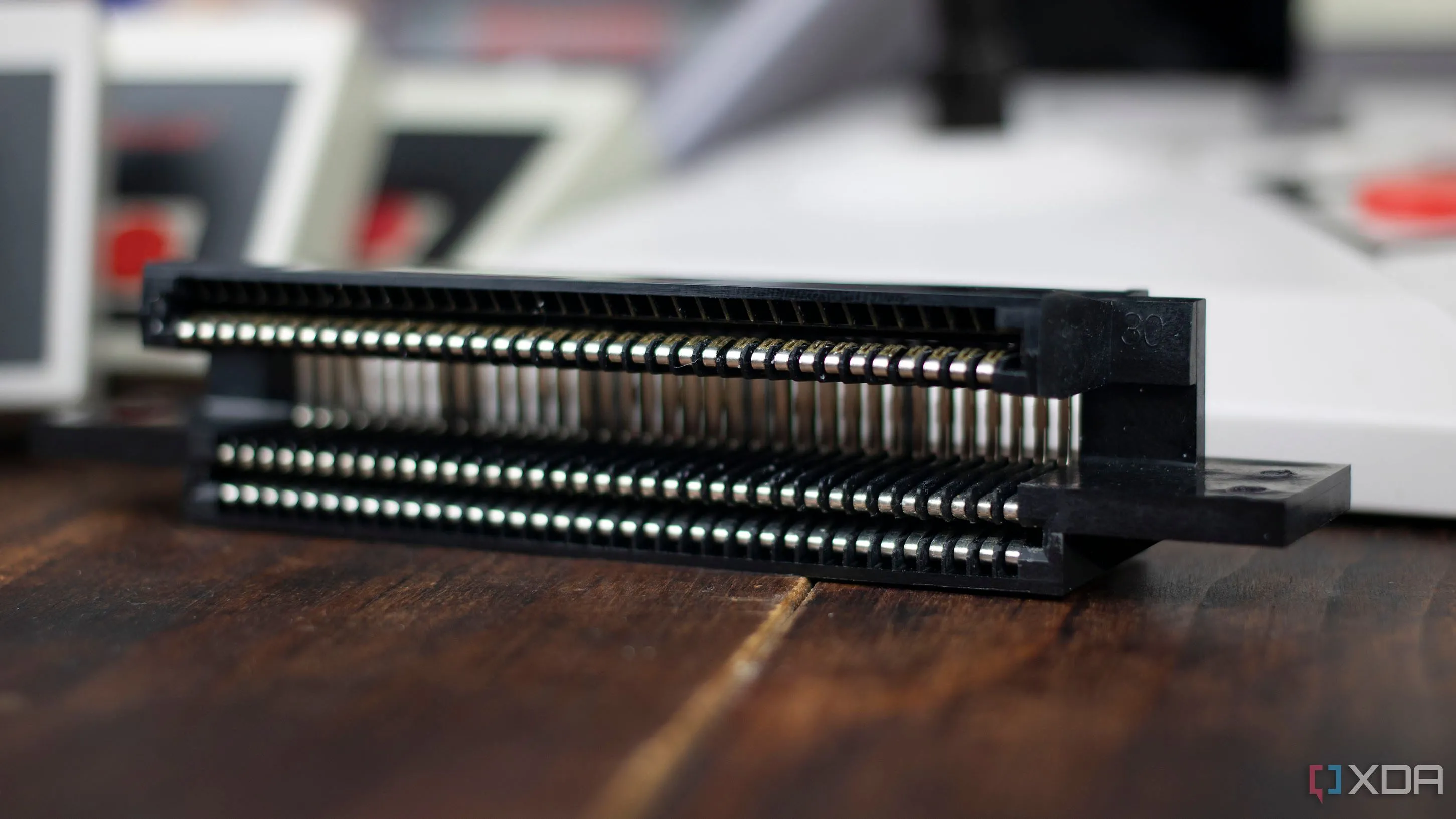 Cổng kết nối cartridge 72 chân của Nintendo NES, giao diện mở rộng phần cứng độc đáo
