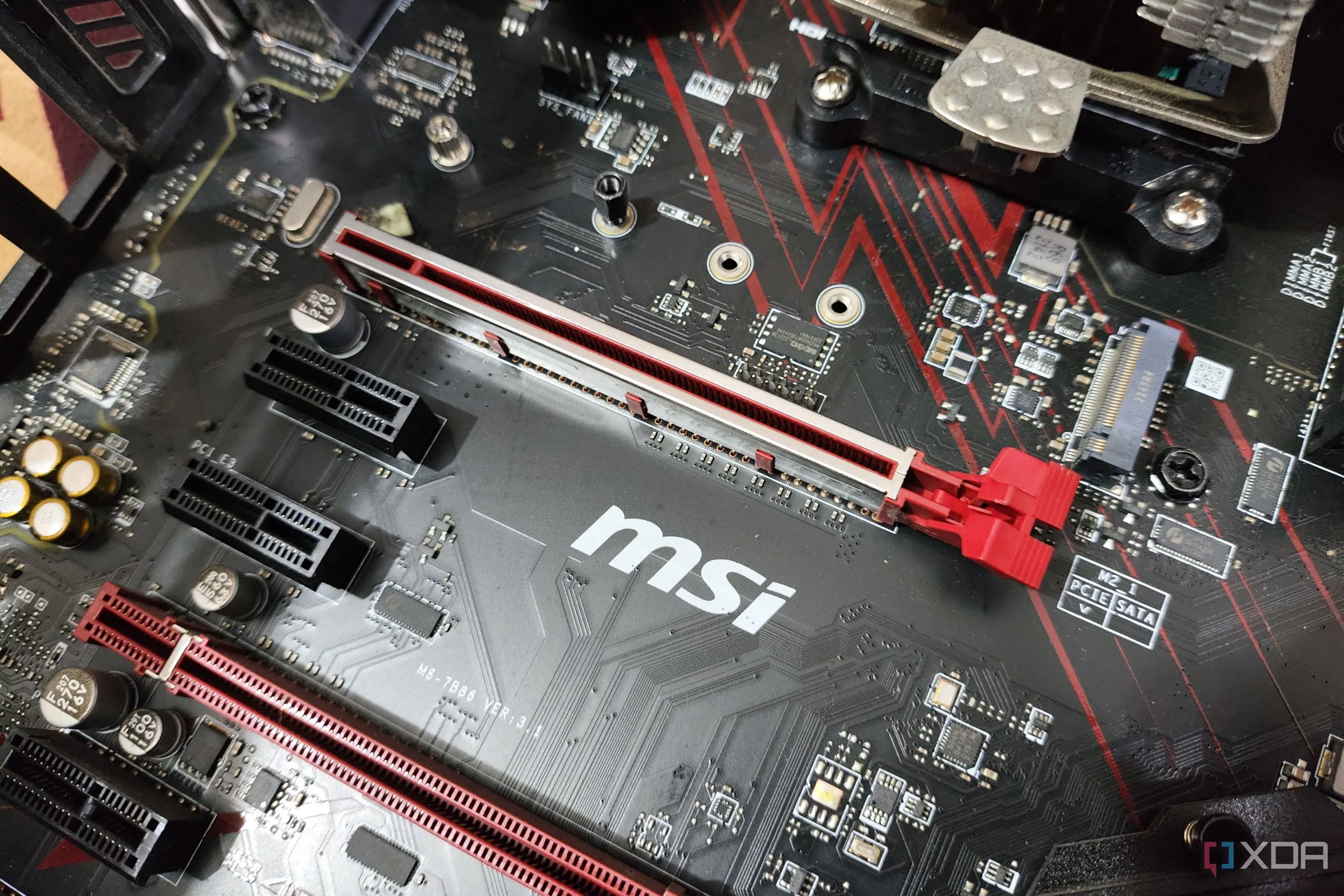Cổng kết nối PCIe x16 trên mainboard, chuẩn giao tiếp cho card đồ họa hiệu năng cao.
