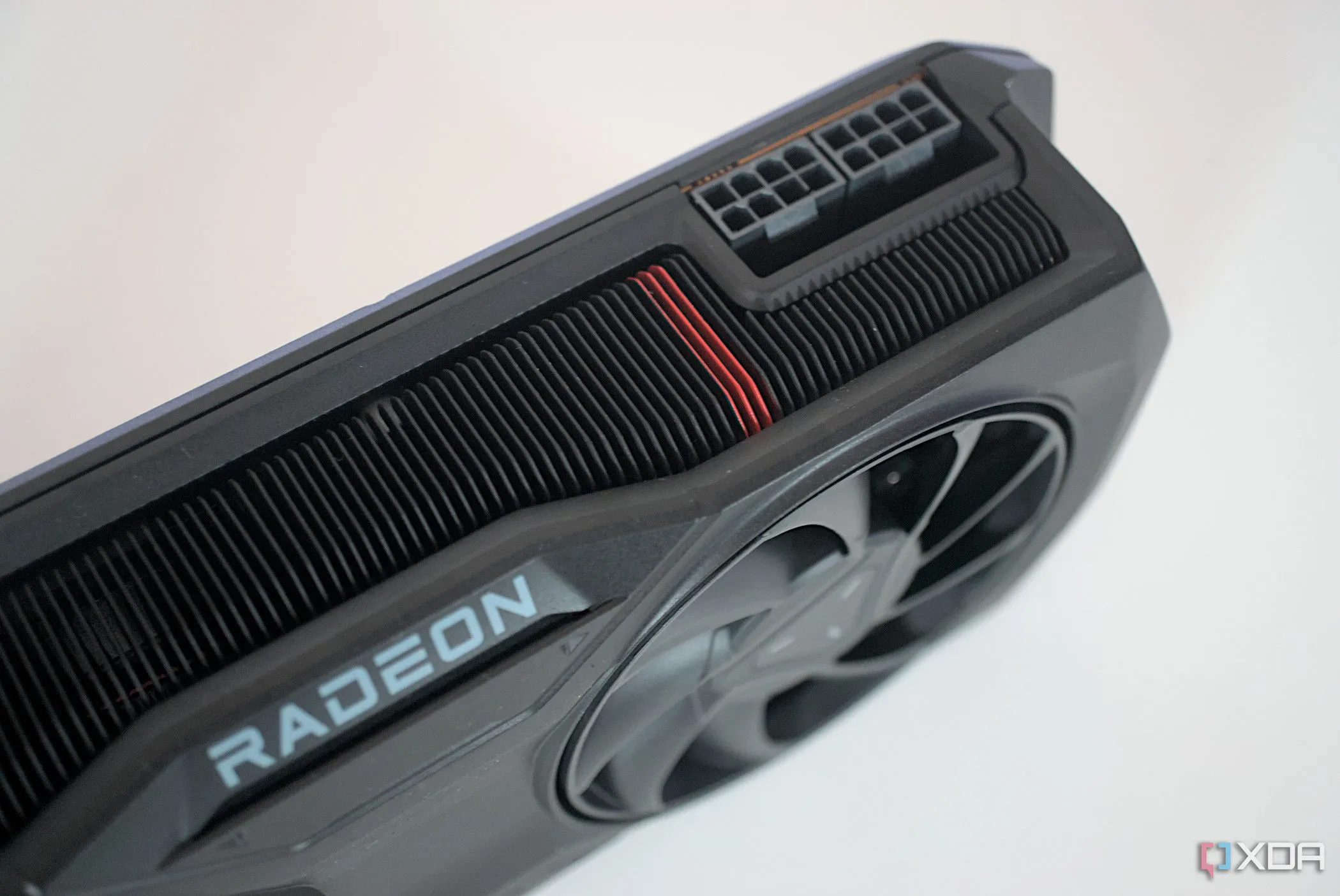 Cổng nguồn của card đồ họa AMD Radeon RX 7800 XT, đại diện cho linh kiện máy tính ngày càng đắt đỏ và khó tiếp cận