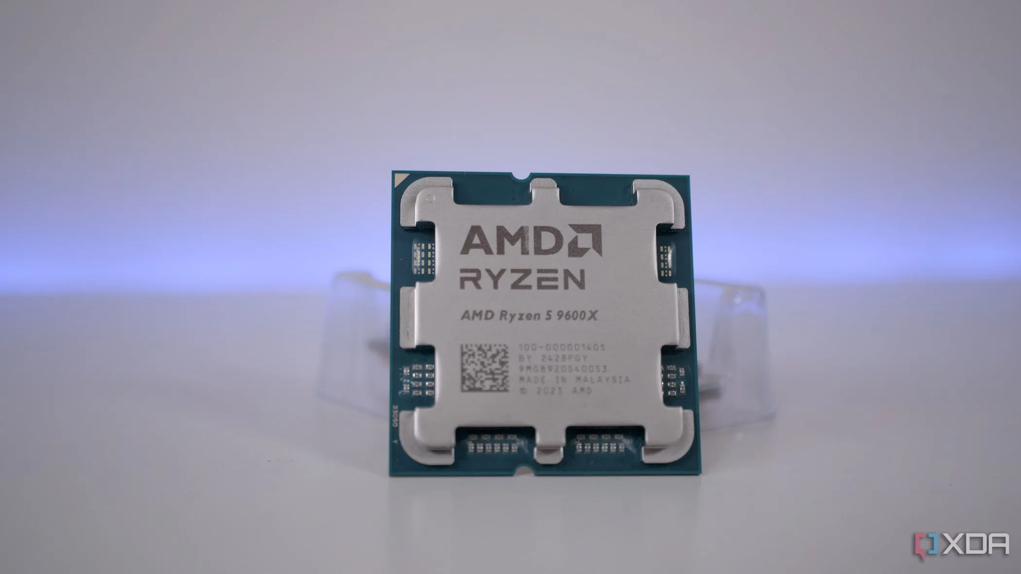 CPU AMD Ryzen 5 9600X, đại diện cho dòng chip tầm trung với hiệu năng chơi game ấn tượng.