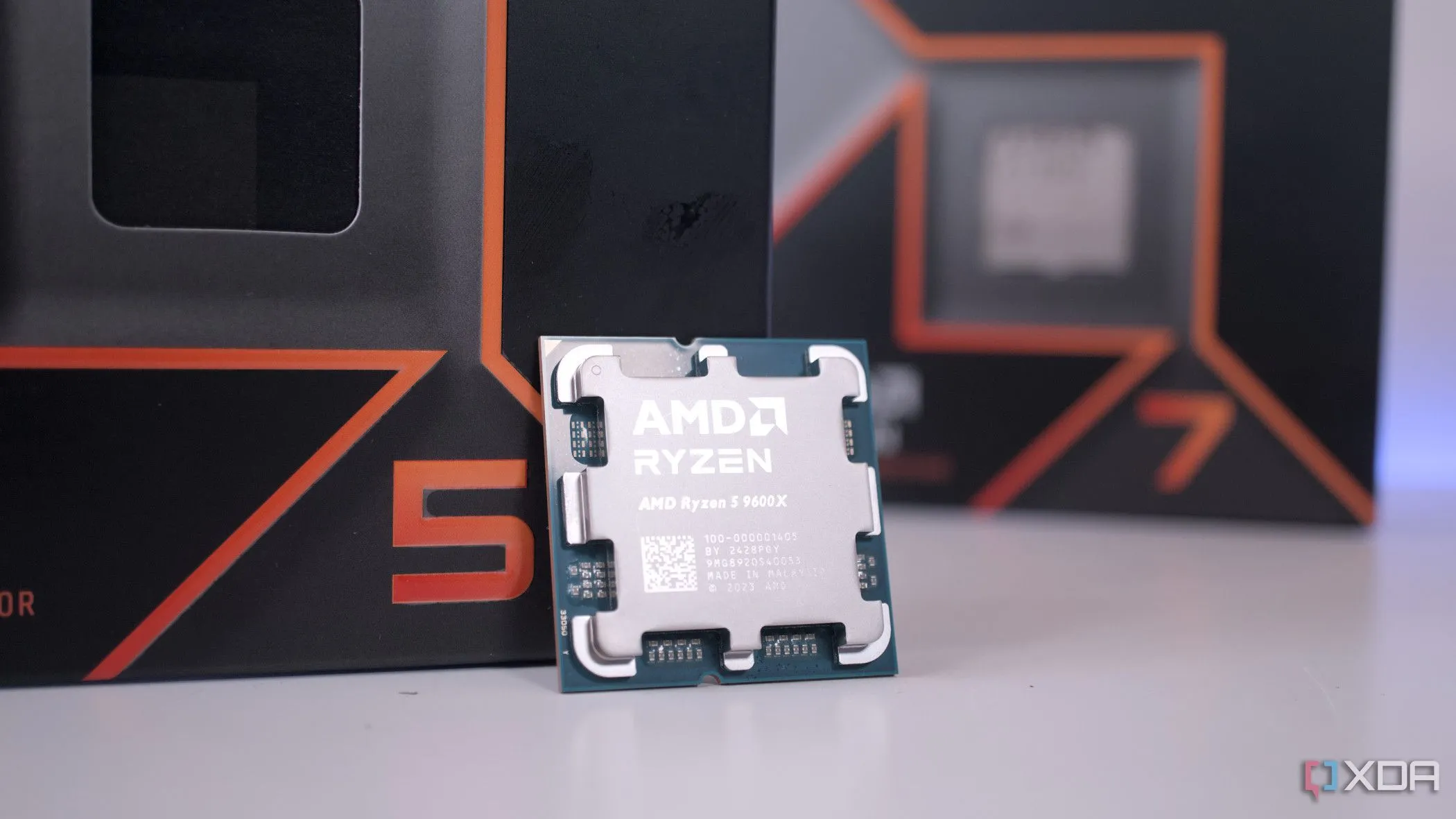 CPU AMD Ryzen 5 9600X nằm phía trước hộp của dòng Ryzen 7, thể hiện thiết kế của bộ vi xử lý