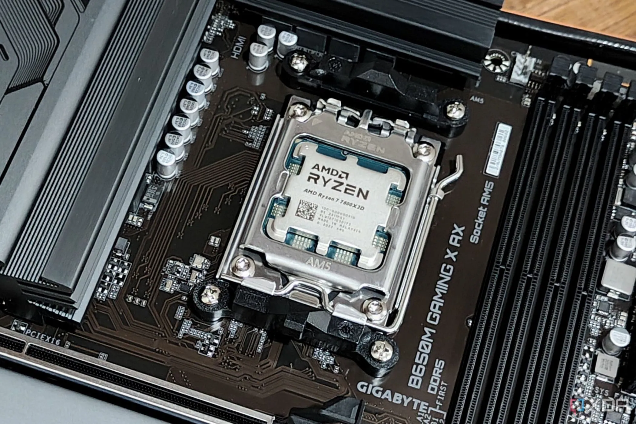 CPU AMD Ryzen 7 7800X3D được lắp trên bo mạch chủ