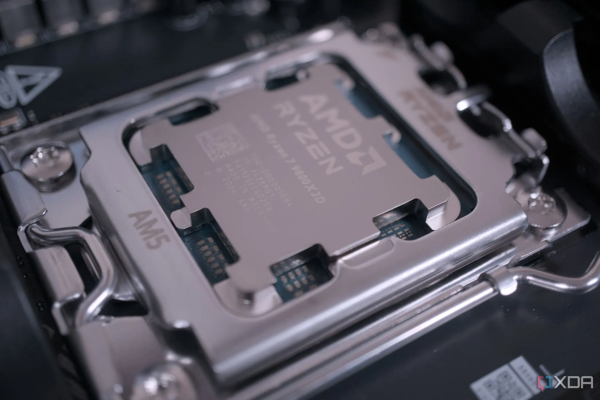 CPU AMD Ryzen 7 9800X3D được lắp đặt chi tiết