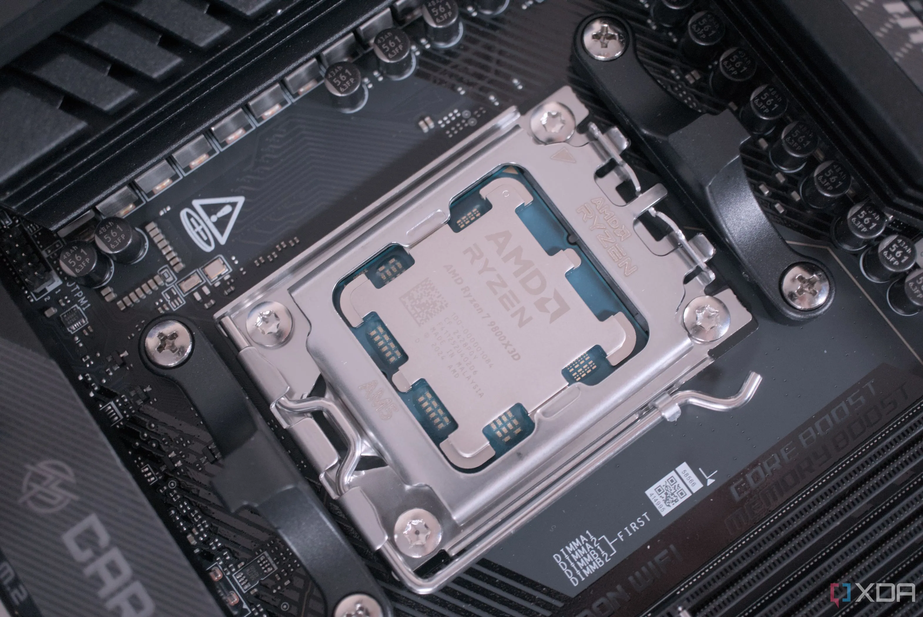 CPU AMD Ryzen 7 9800X3D được lắp đặt trên mainboard, tối ưu cho Counter-Strike 2