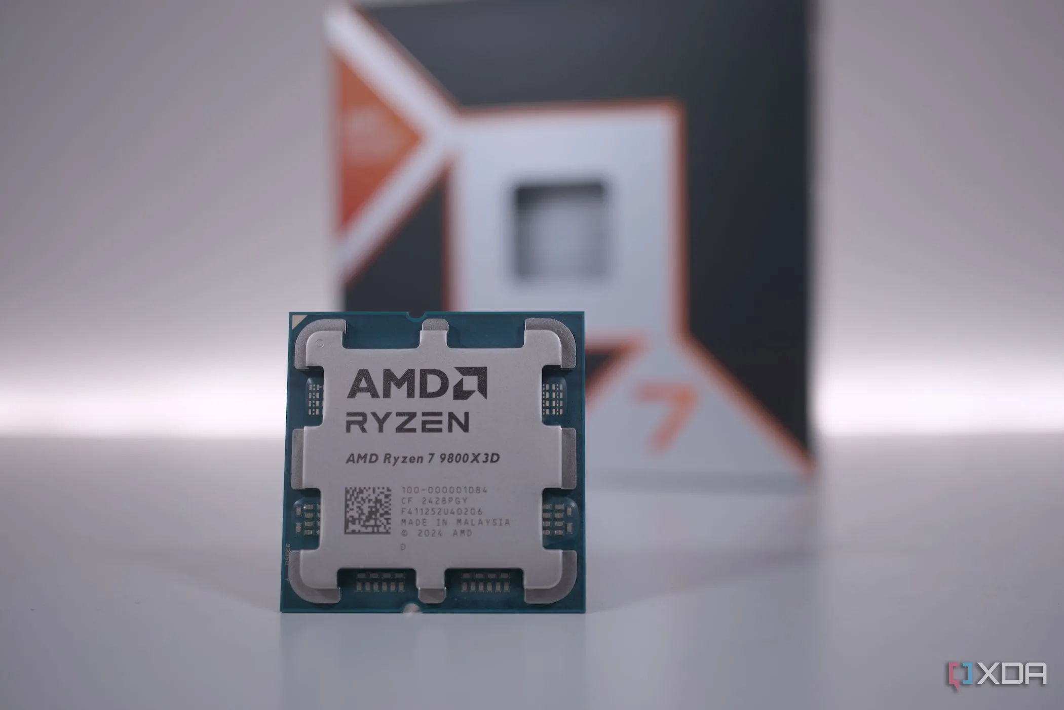 CPU AMD Ryzen 7 9800X3D nhìn từ mặt trước, cho thấy thiết kế của bộ vi xử lý chuyên game
