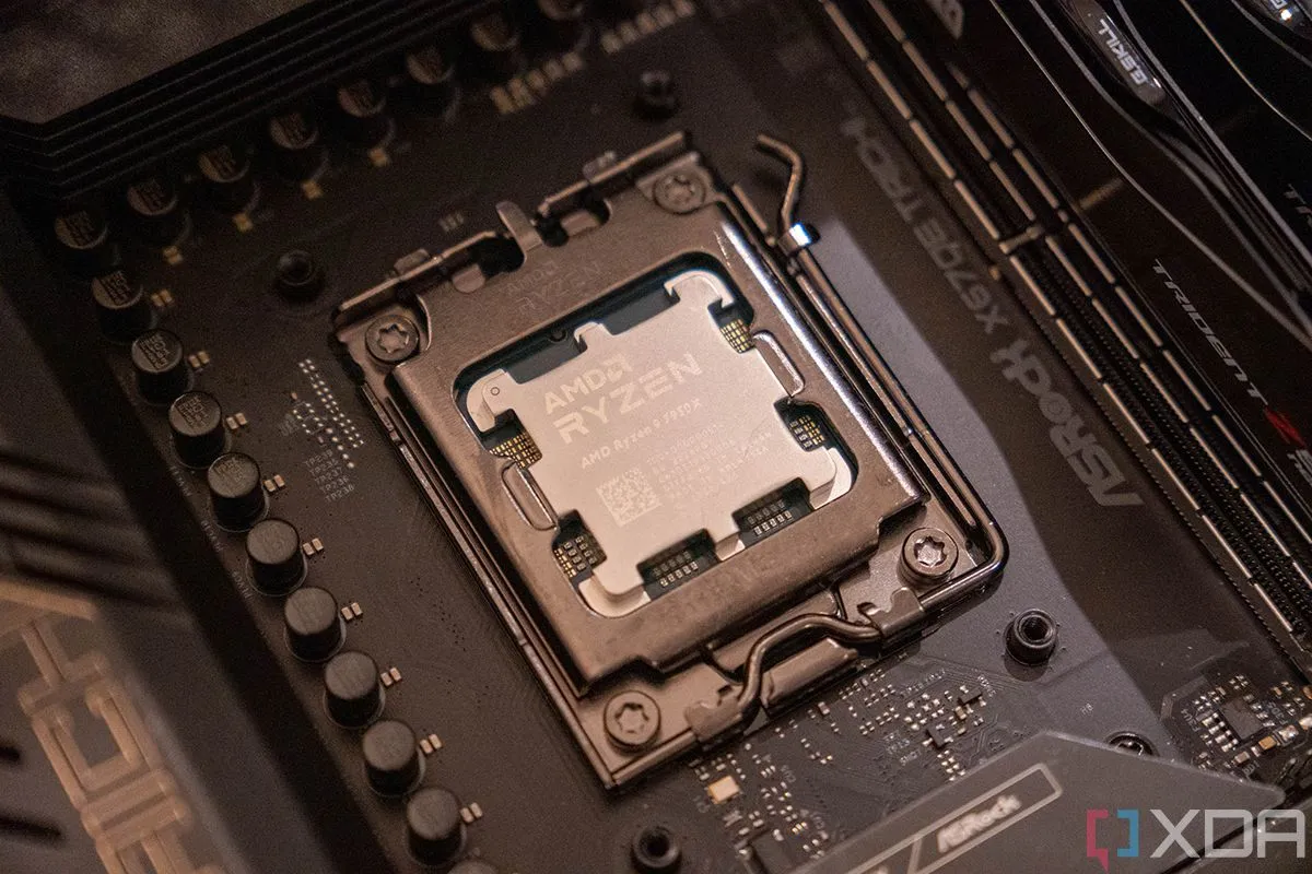 CPU AMD Ryzen 9 7950X được lắp trên bo mạch chủ, minh họa kiến trúc chiplet của AMD
