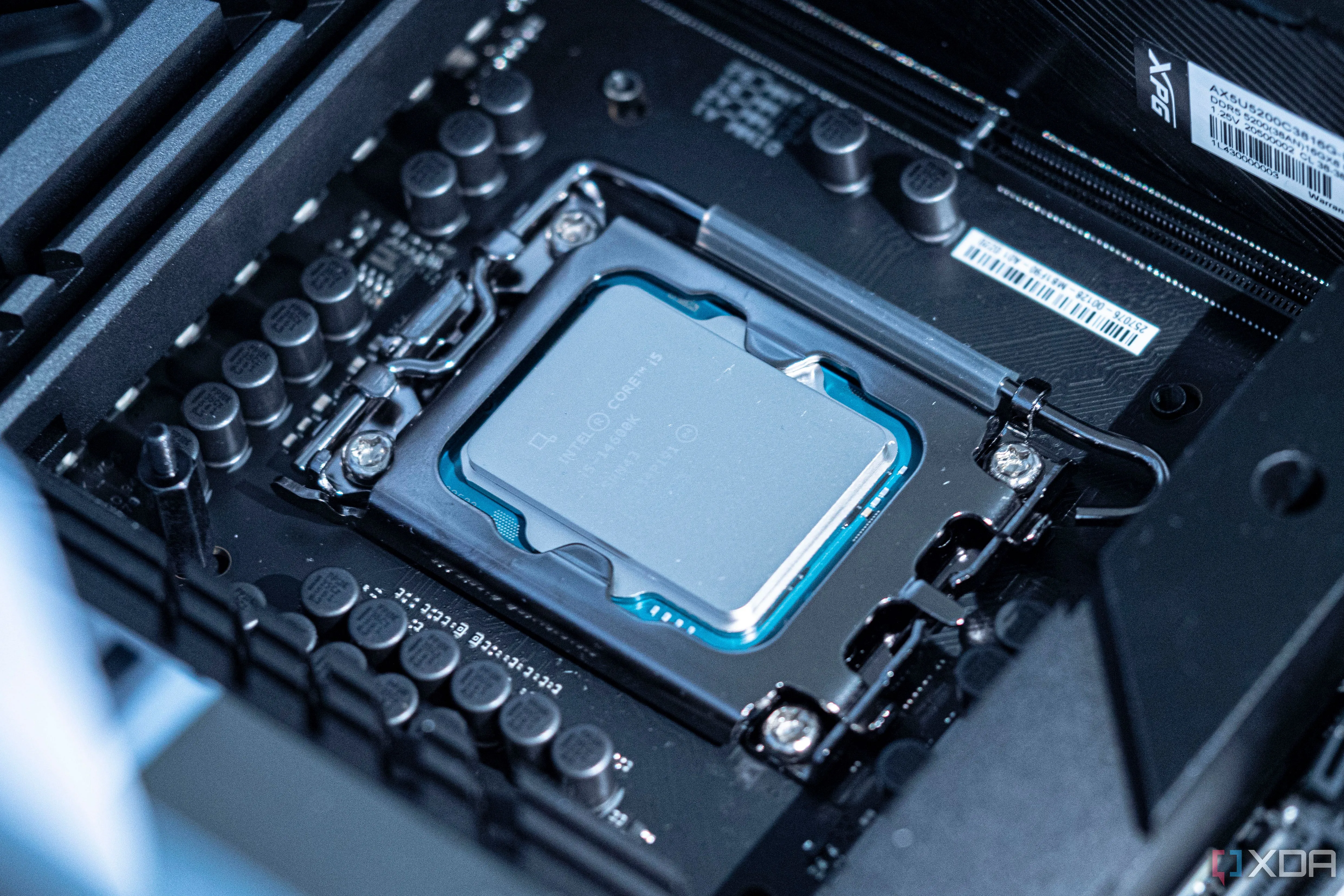 CPU Intel Core i5-14600K được gắn trên socket bo mạch chủ