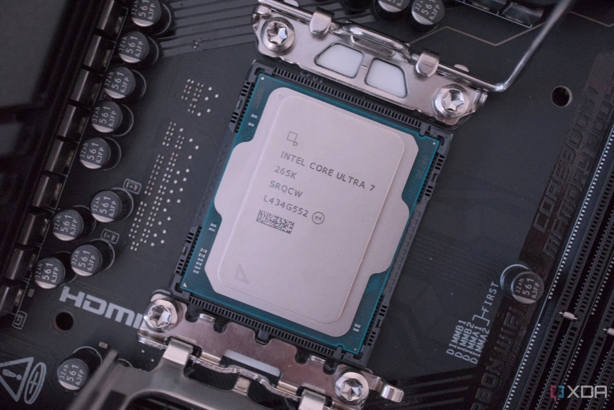 CPU Intel Core Ultra 7 265K được lắp trên bo mạch chủ, đại diện cho thế hệ chip Arrow Lake mới của Intel