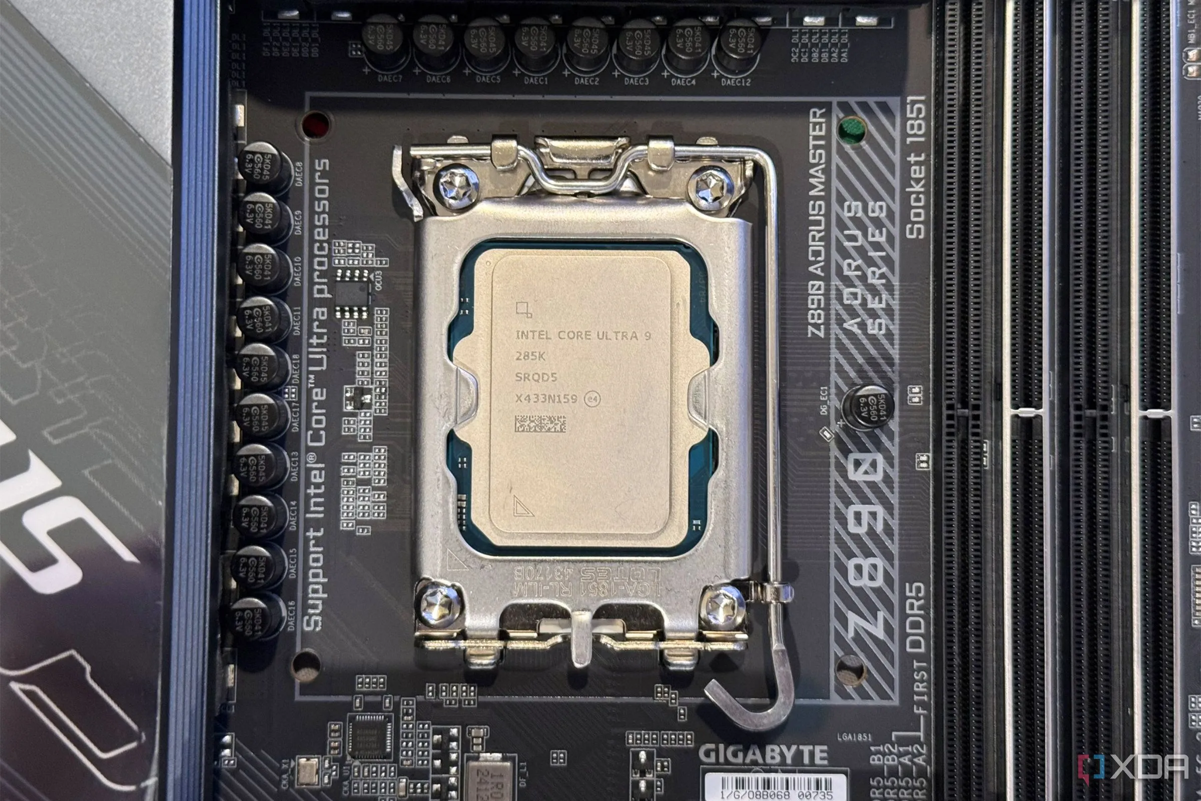 CPU Intel Core Ultra 9 285K được lắp đặt trên bo mạch chủ