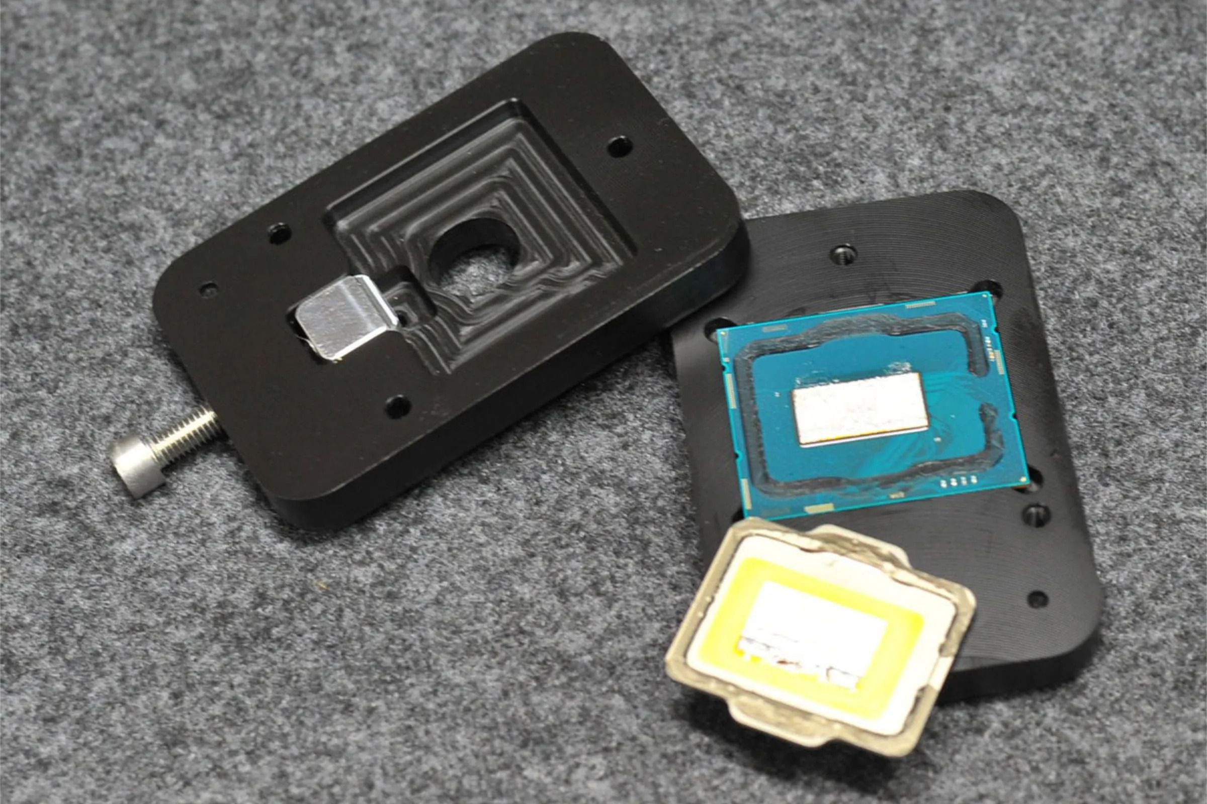 CPU Intel thế hệ 12 đã được delidding, cho thấy phần die và lớp keo tản nhiệt được thay thế.