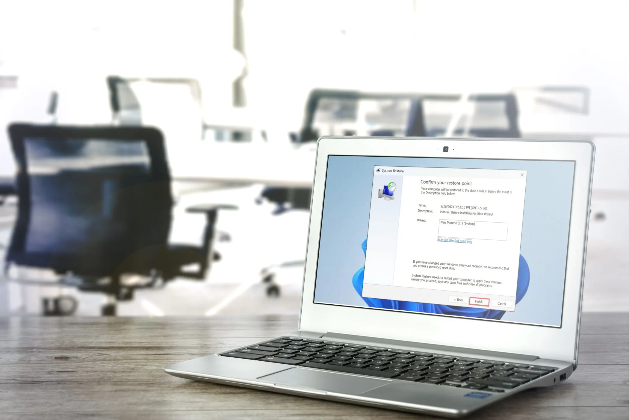Cửa sổ System Restore trên laptop Windows hiển thị các tùy chọn khôi phục hệ thống
