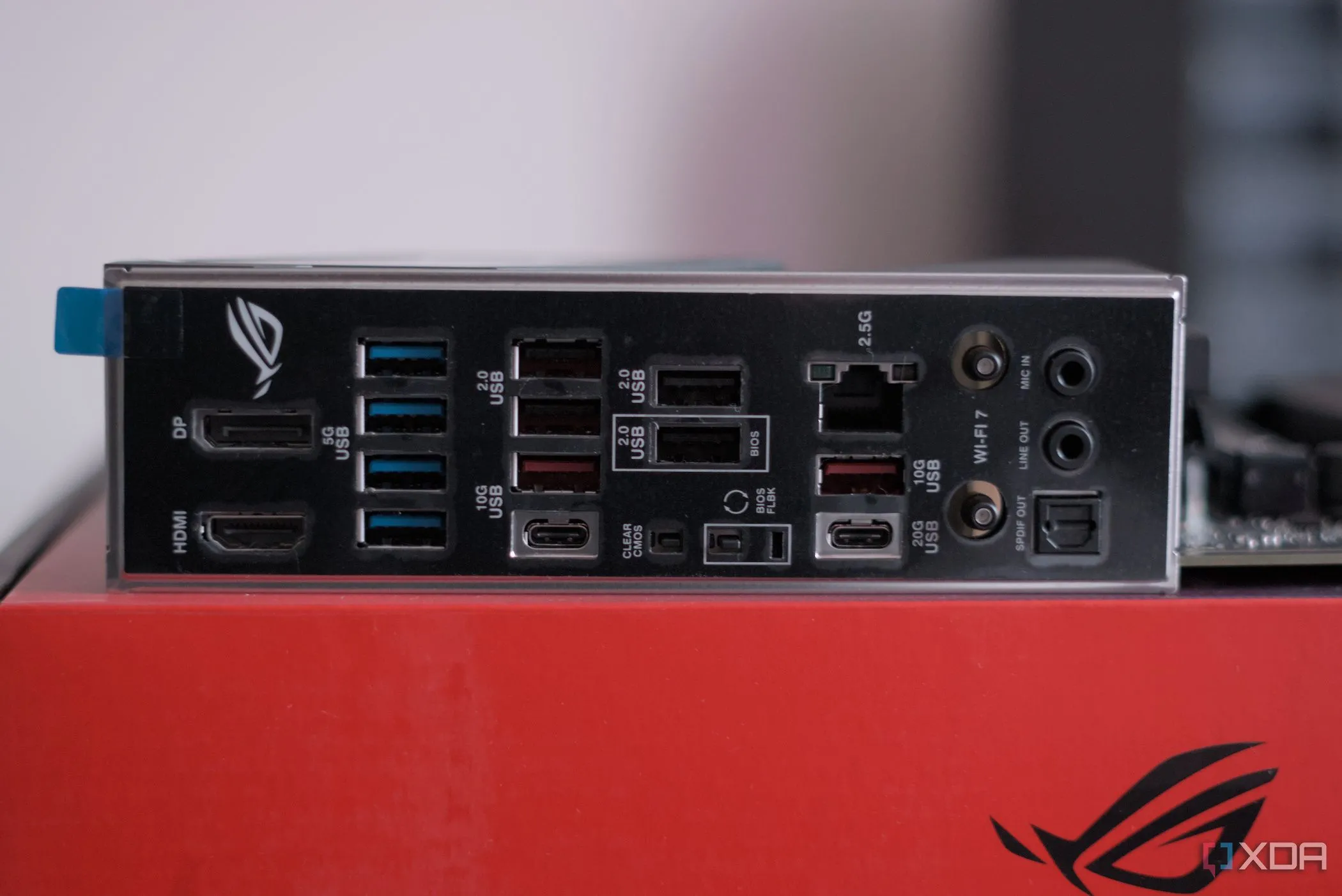 Cụm cổng I/O phía sau của Asus ROG Strix B850-F Gaming WiFi với đa dạng kết nối, bao gồm USB-C và các cổng tốc độ cao