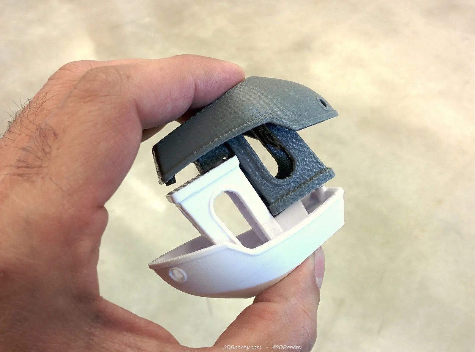 Đế của mô hình Benchy cho thấy các vấn đề về độ bám dính của bản in 3D