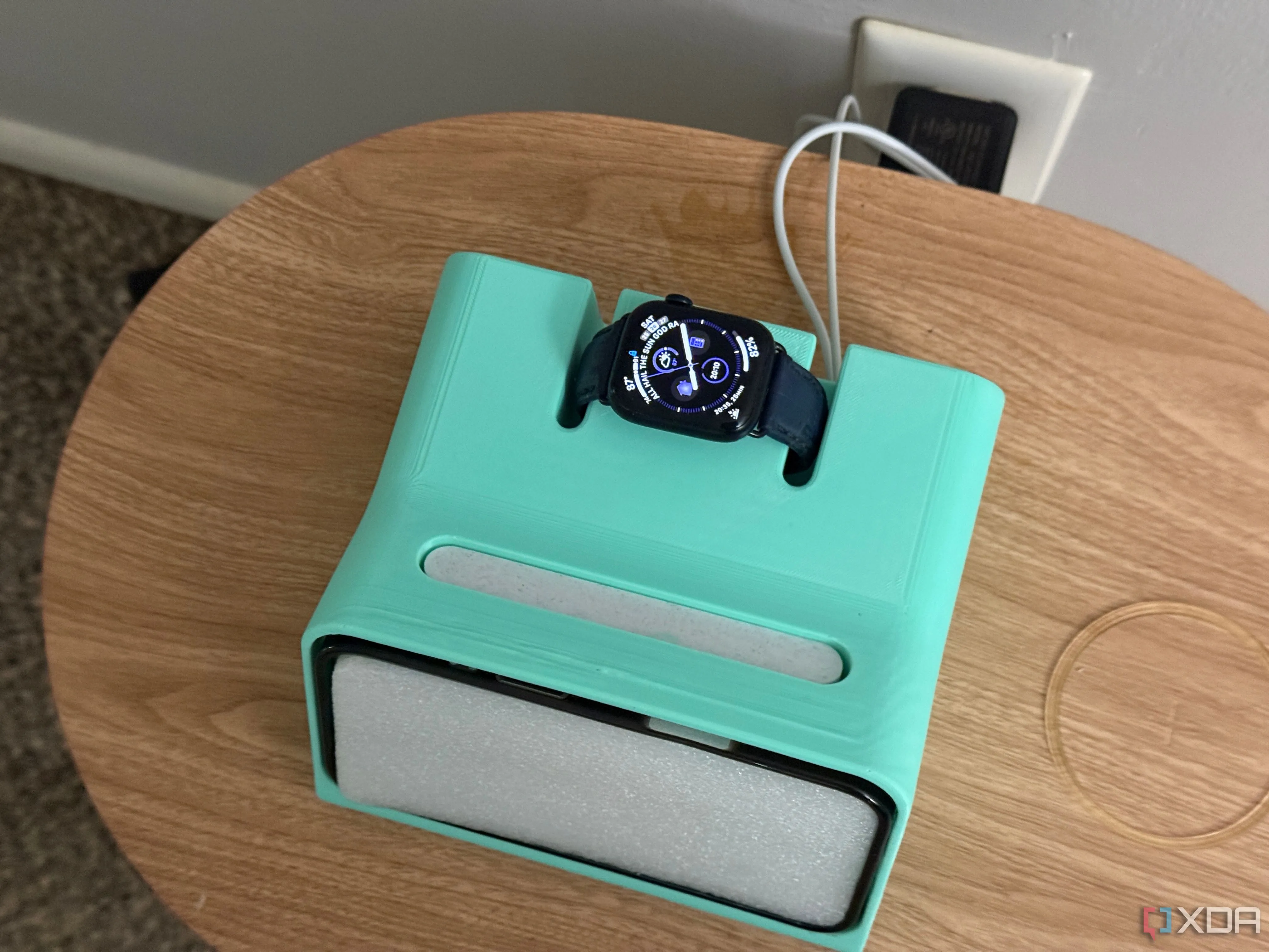 Đế sạc MagSafe và Apple Watch tự in 3D với thiết kế DN-40 tùy chỉnh, giúp bàn làm việc gọn gàng hơn.