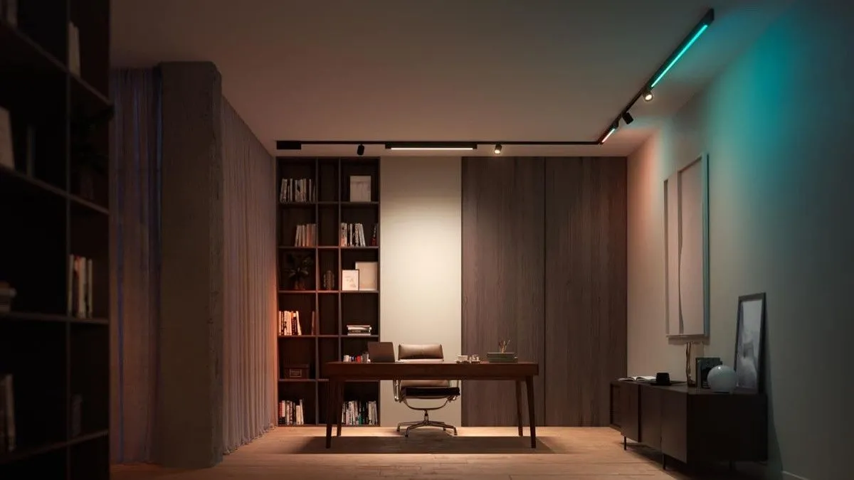 Đèn ray Philips Hue Perifo chiếu sáng một cách khuếch tán, tạo môi trường ánh sáng dịu mắt cho không gian làm việc.