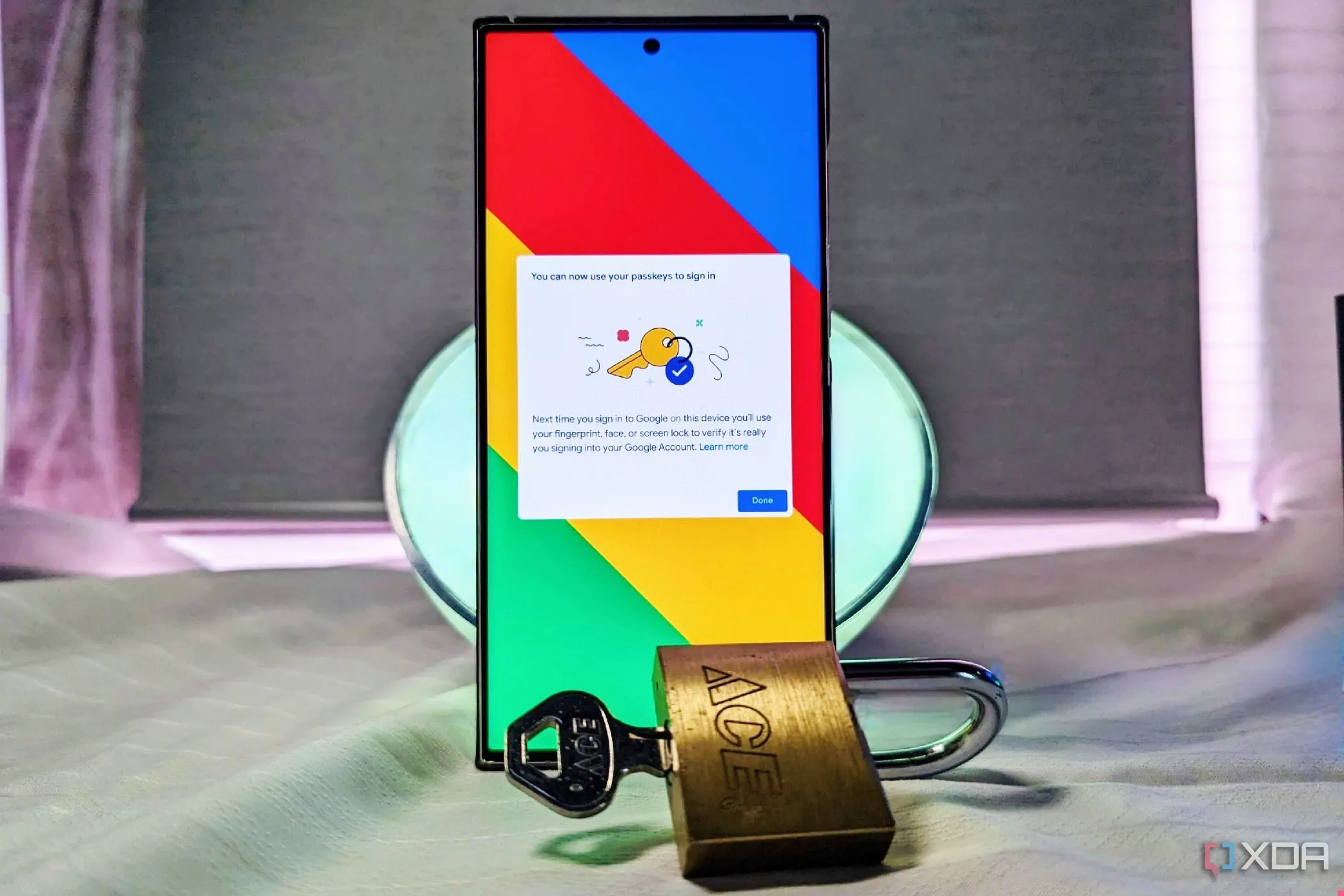 Điện thoại Samsung Galaxy S23 Ultra hiển thị xác nhận đăng nhập Passkey kèm biểu tượng khóa bảo mật