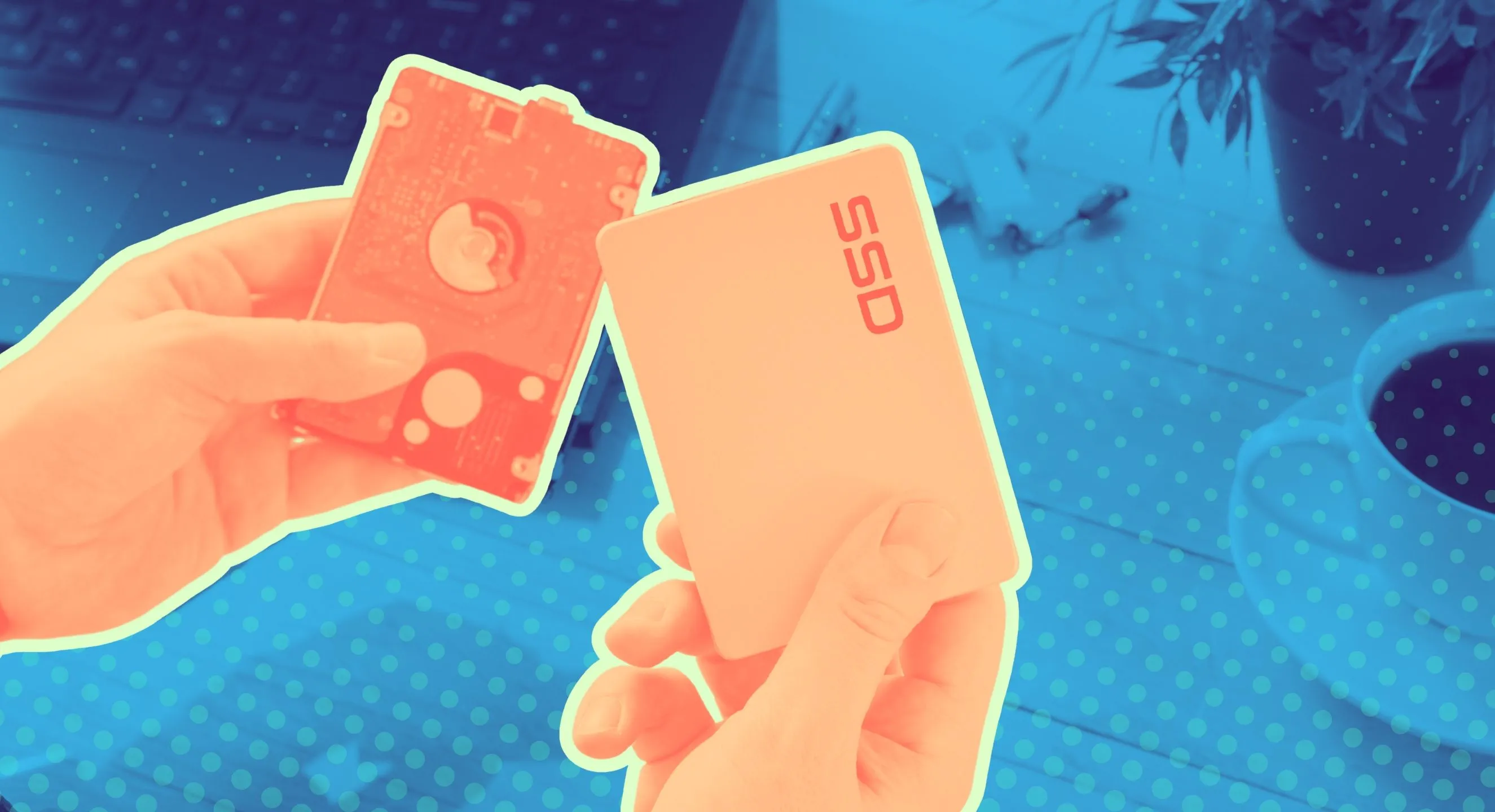 đồ họa hiển thị một bàn tay đang cầm ổ SSD, tượng trưng cho sự hao mòn của ổ đĩa theo thời gian