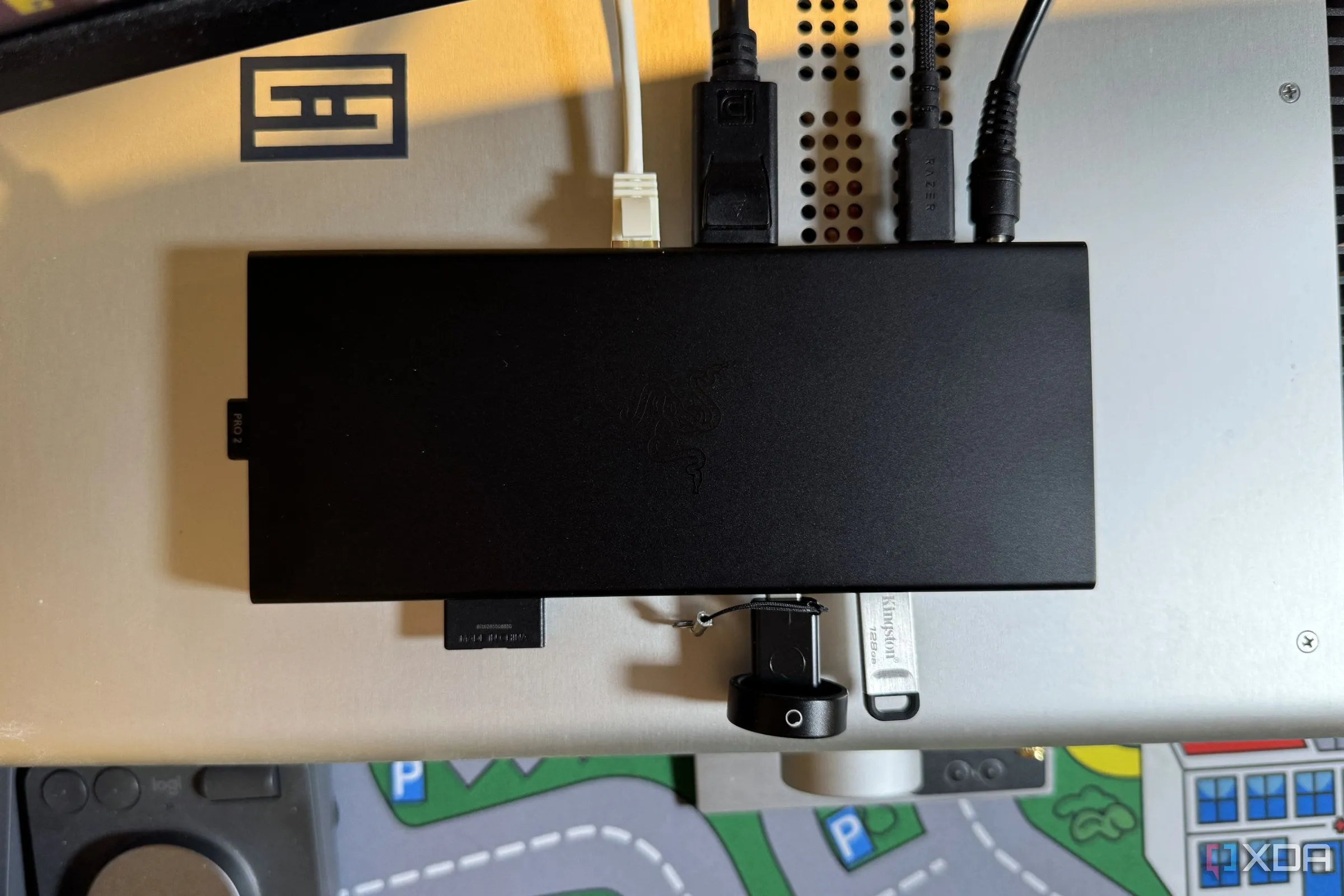 Dock Razer USB-4 với nhiều cáp và thiết bị USB được kết nối gọn gàng, thể hiện lợi ích của việc cất đi những sợi cáp không cần thiết để có không gian sạch sẽ