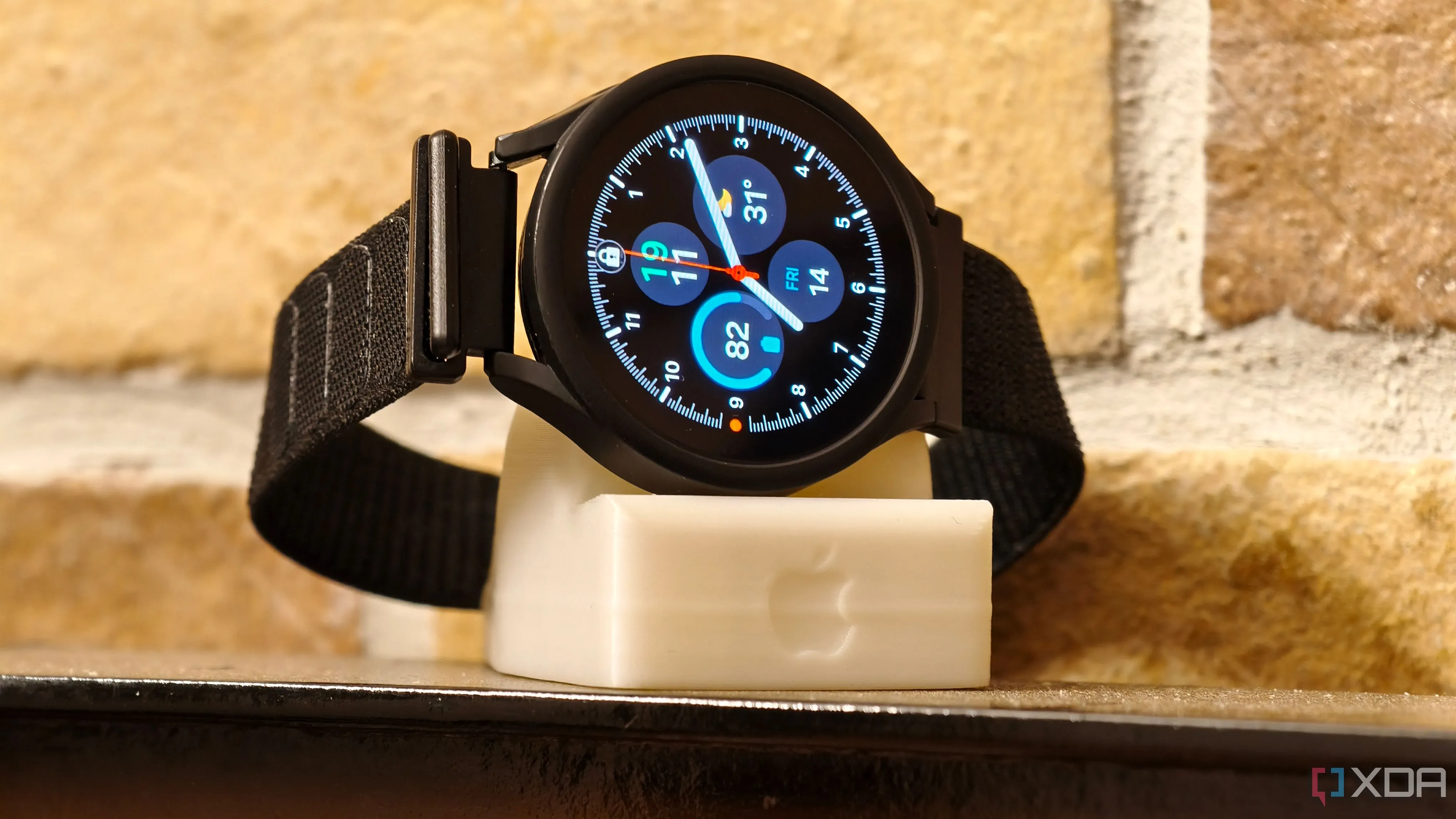 Dock sạc Apple Watch tự in 3D giúp cố định thiết bị và hiển thị thời gian