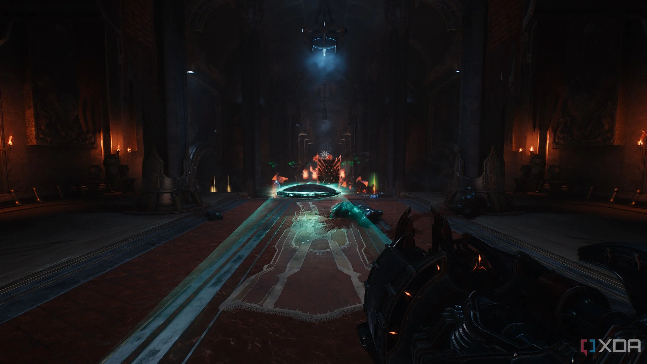 Doom Slayer ném khiên vào kẻ thù trong hành lang Sentinel Barracks