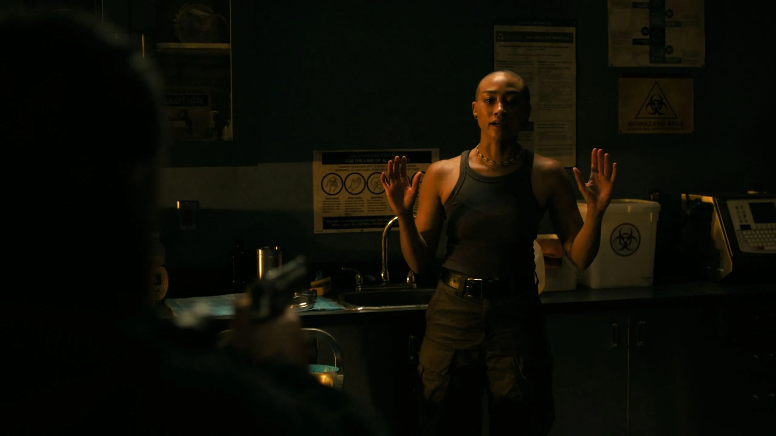 Ellie chĩa súng vào Nora trong cảnh đối đầu căng thẳng ở tập 5 The Last of Us mùa 2