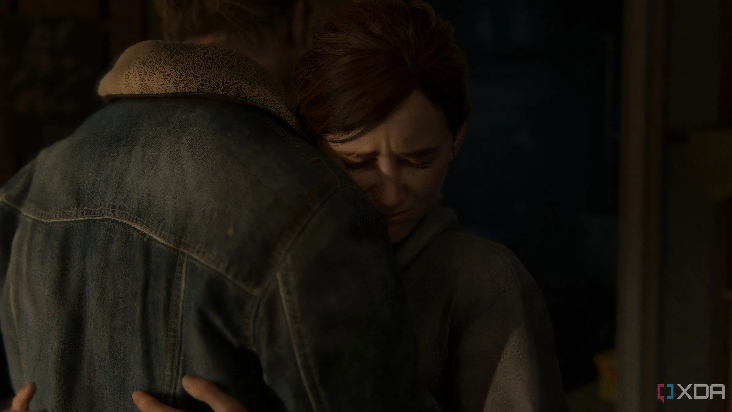 Ellie ôm Tommy sau một sự kiện căng thẳng trong The Last of Us Part II Remastered trên PC, thể hiện sự kết nối và an ủi.