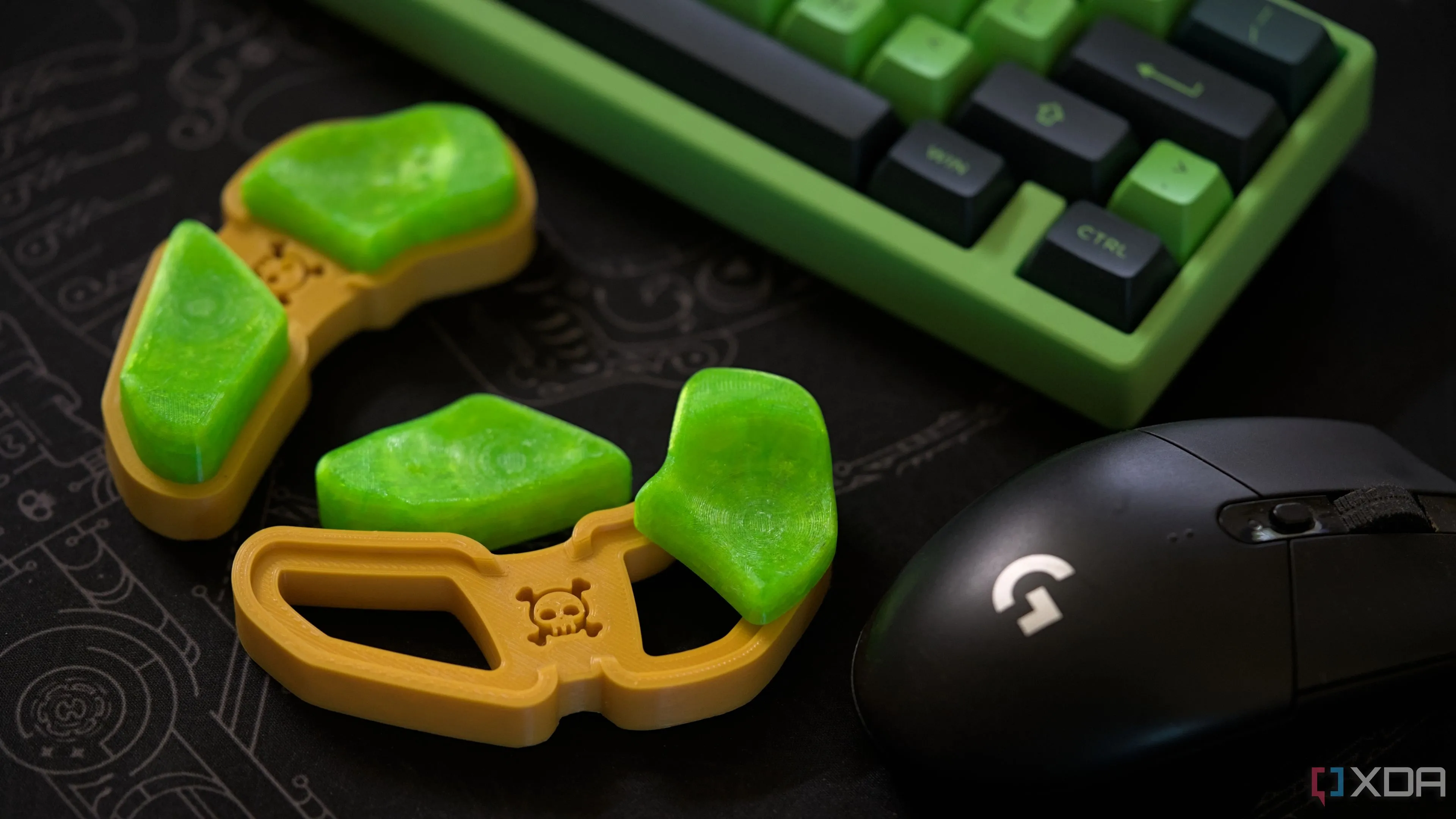 Gác kê tay màu vàng được thiết kế và in 3D, đặt trên bàn làm việc cùng bàn phím và chuột gaming.