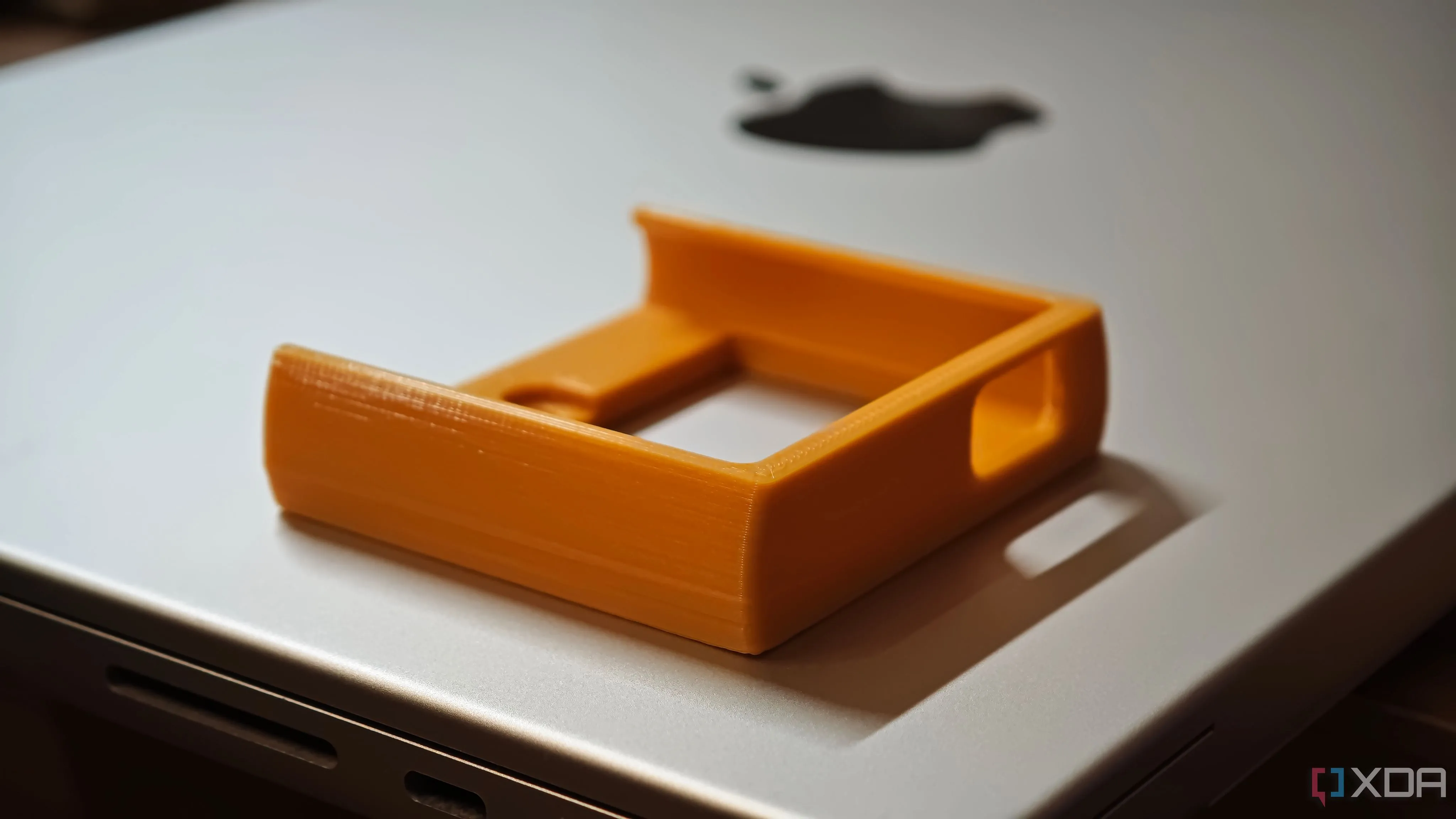 Giá gắn SSD ngoài in 3D dán vào laptop, giữ ổ cứng cố định và gọn gàng