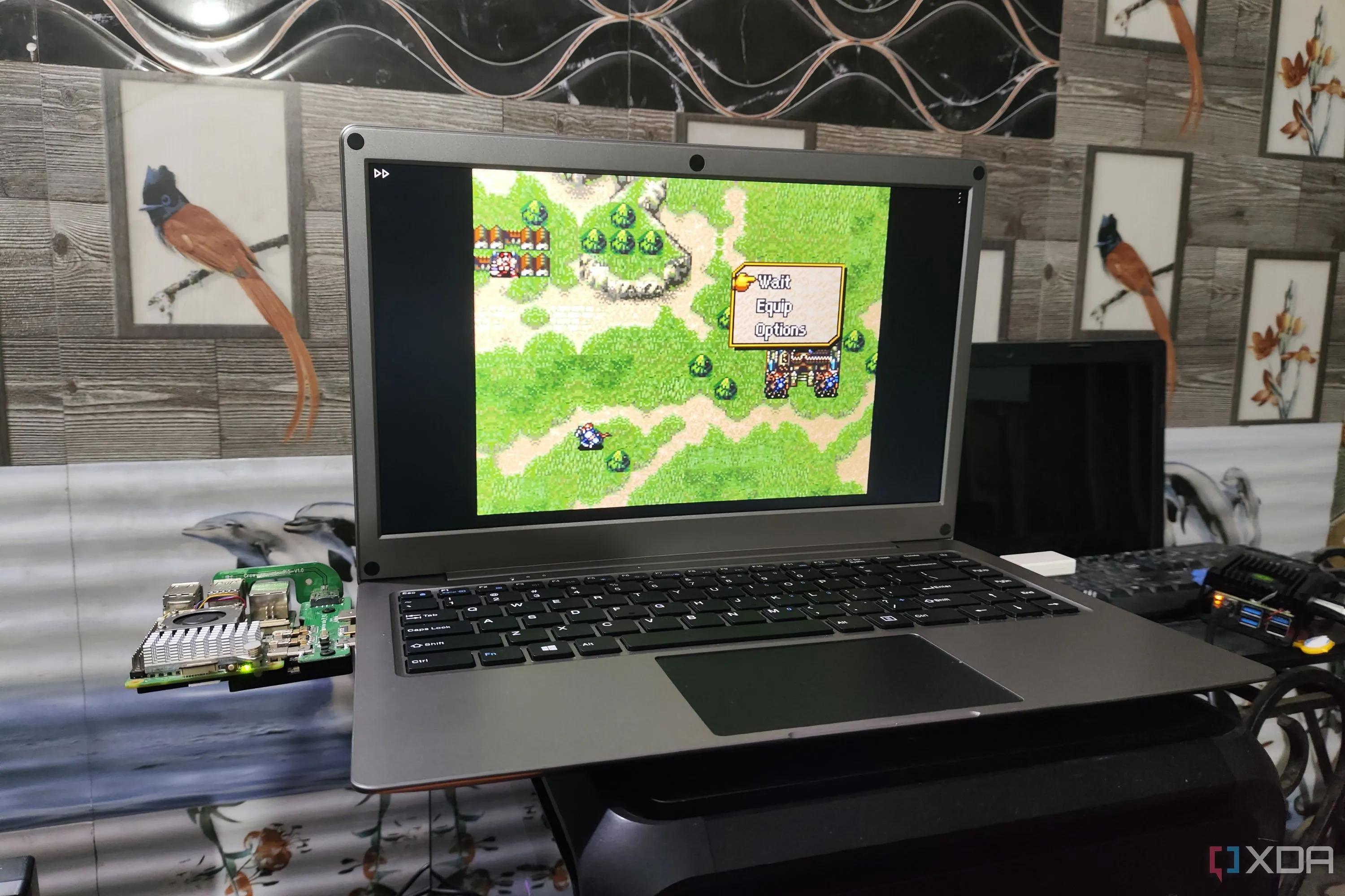 Giao diện bản đồ chiến thuật của Fire Emblem: Genealogy of the Holy War được giả lập trên Raspberry Pi 5.