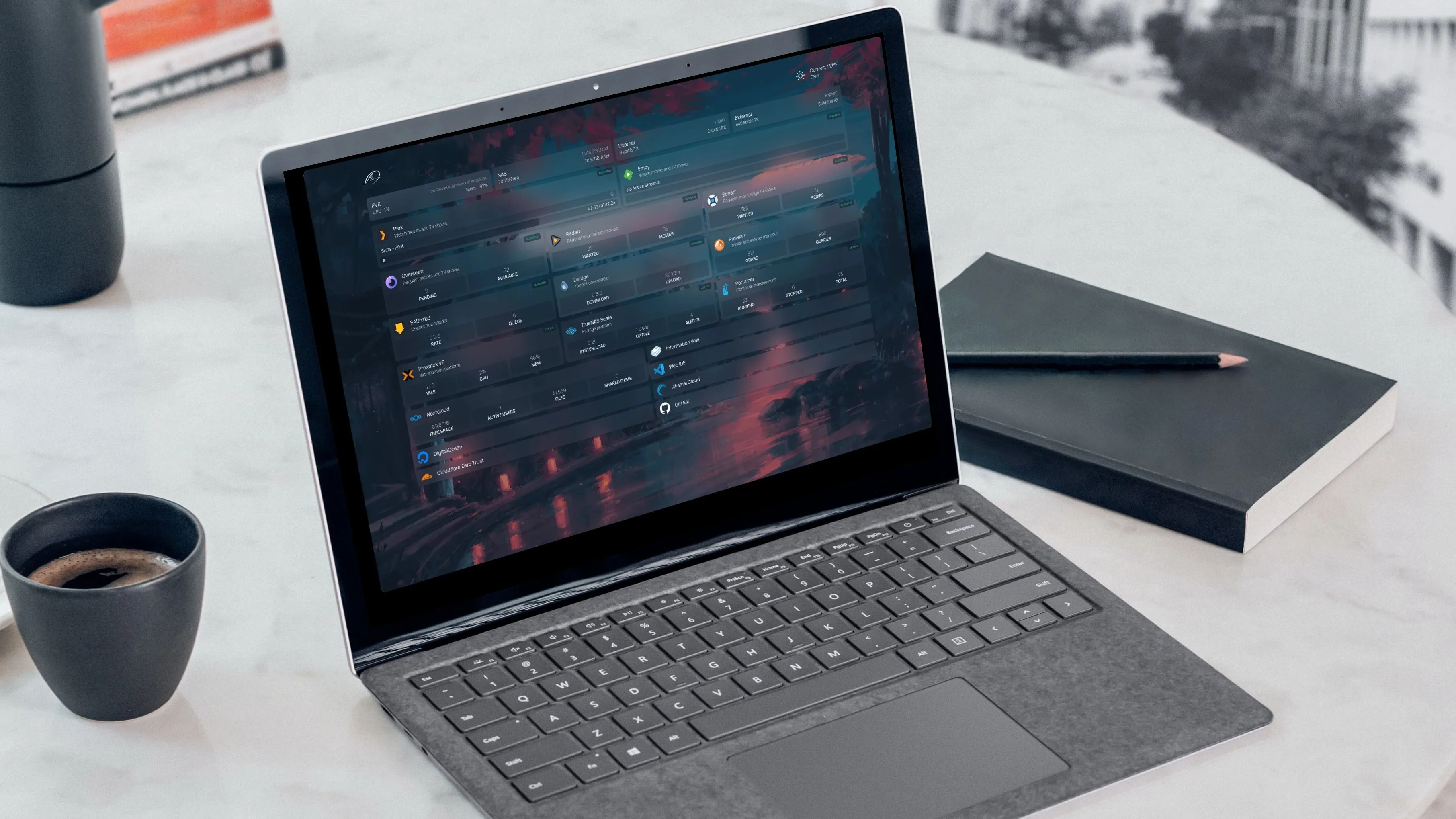 Giao diện bảng điều khiển của một ứng dụng tự host hiển thị trên laptop, tượng trưng cho khả năng kiểm soát toàn diện