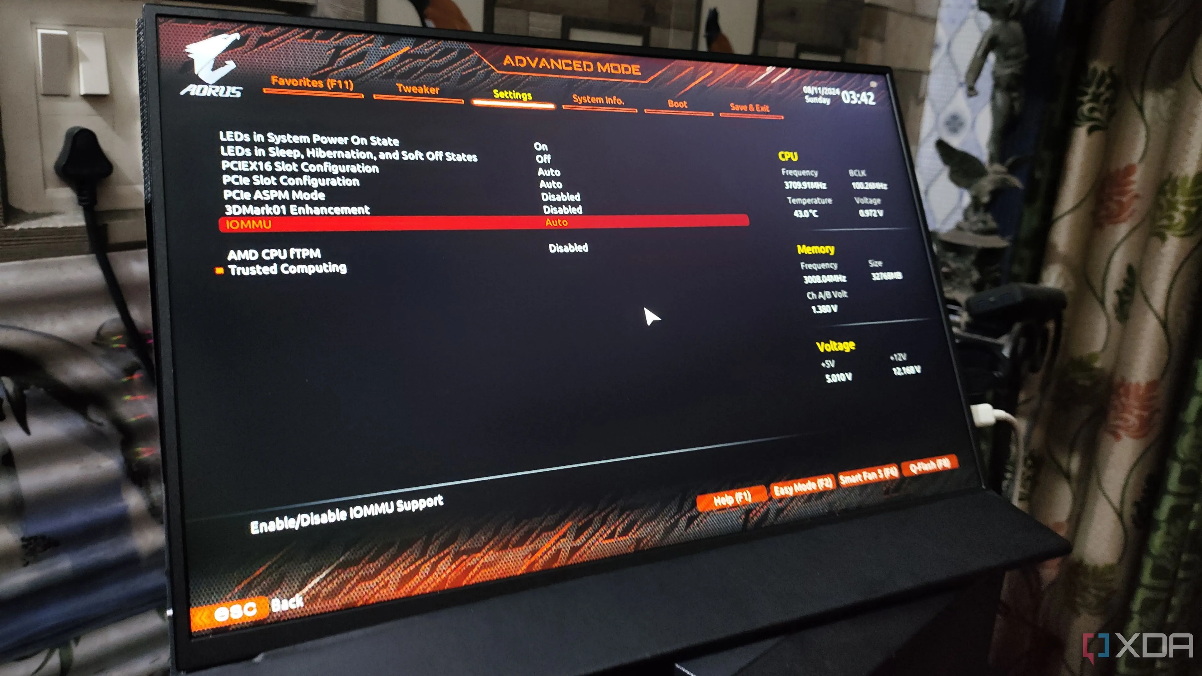 Giao diện BIOS của Gigabyte hiển thị cài đặt IOMMU, minh họa các tính năng nâng cao và cơ chế bảo vệ trong BIOS hiện đại.
