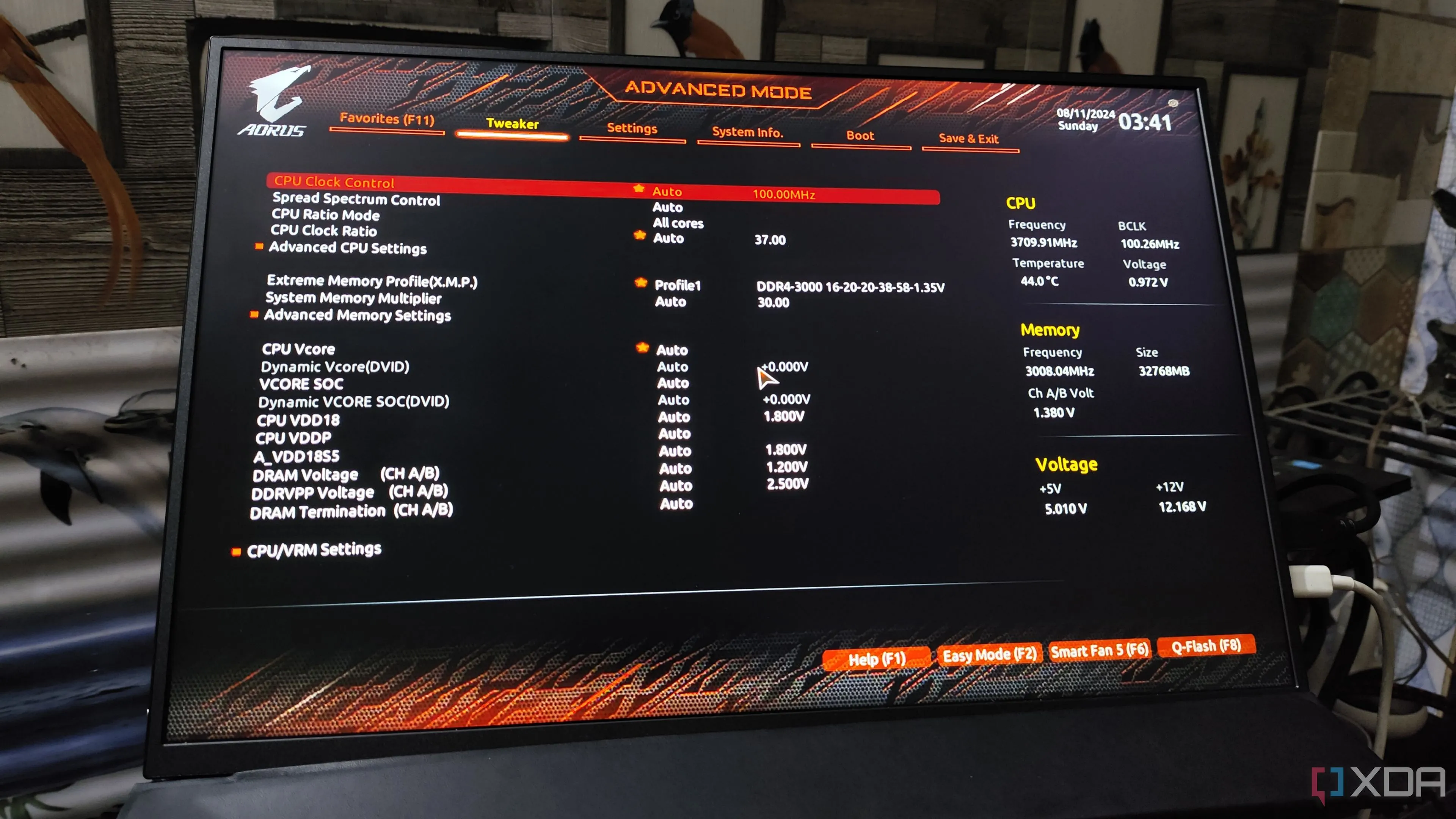 Giao diện BIOS Gigabyte hiển thị các tùy chọn ép xung CPU và cài đặt bộ nhớ RAM