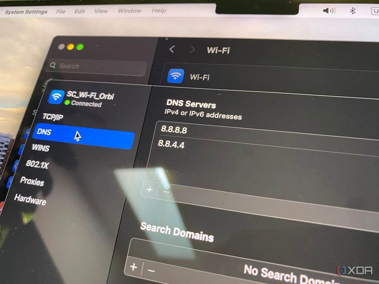 Giao diện cài đặt DNS tùy chỉnh trên macOS với địa chỉ Google Public DNS được nhập, minh họa cách thiết lập DNS riêng tư