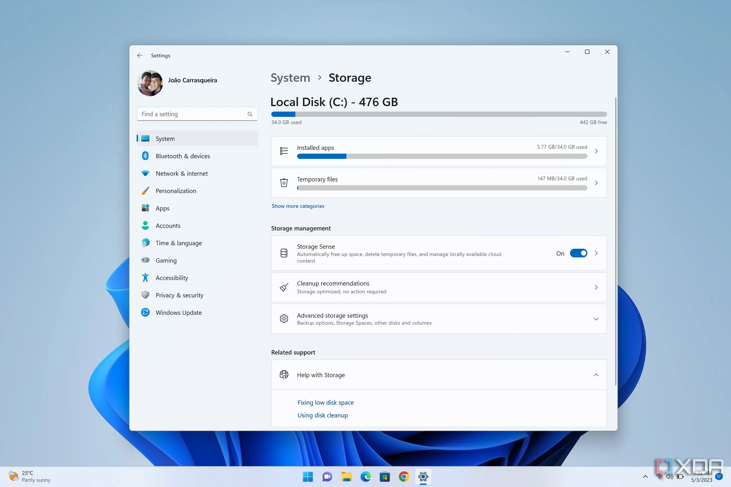 Giao diện cài đặt Lưu trữ trong Windows 11 với tùy chọn Cảm biến bộ nhớ