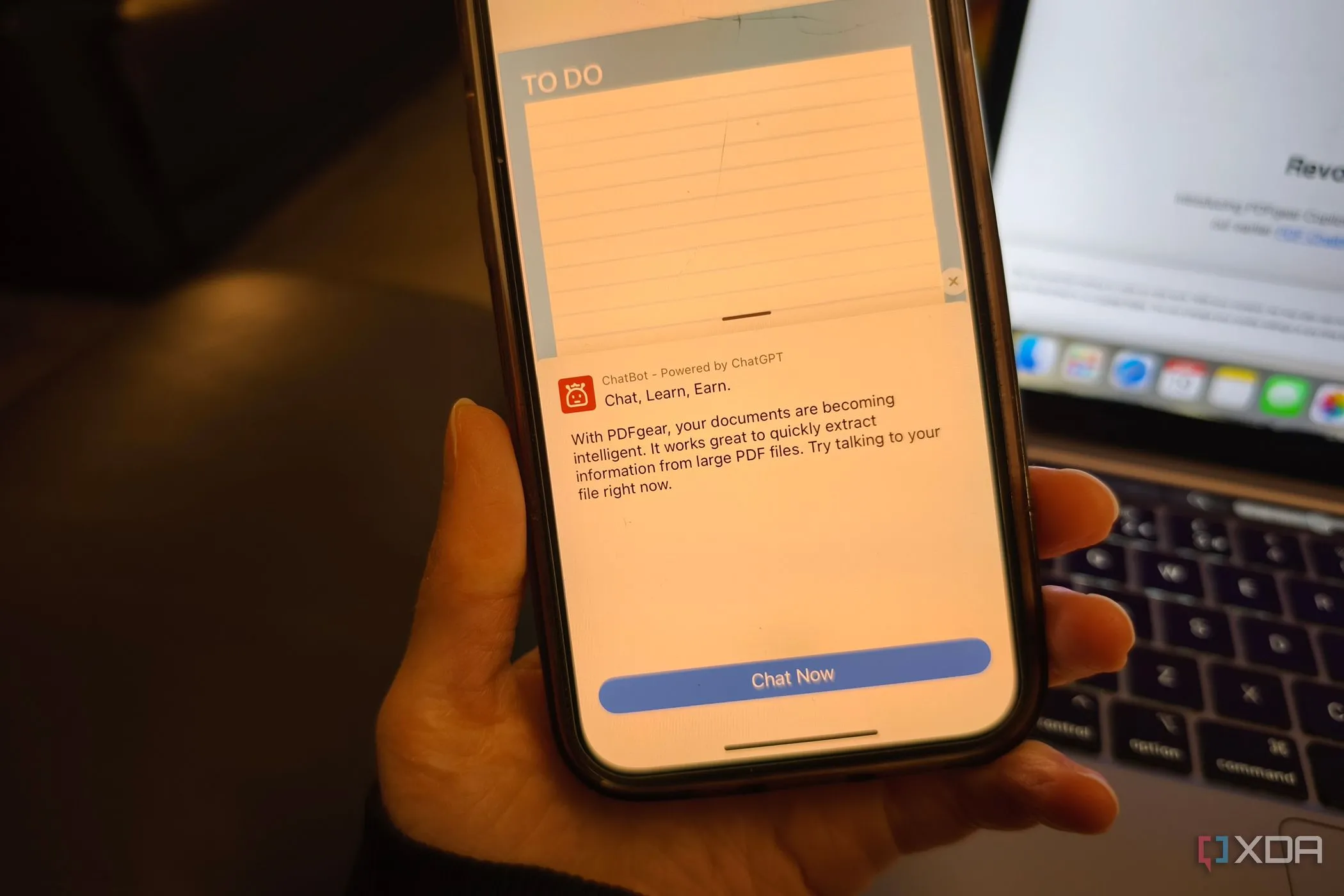 Giao diện chatbot AI của PDFgear trên điện thoại, minh họa khả năng tương tác với tài liệu PDF.