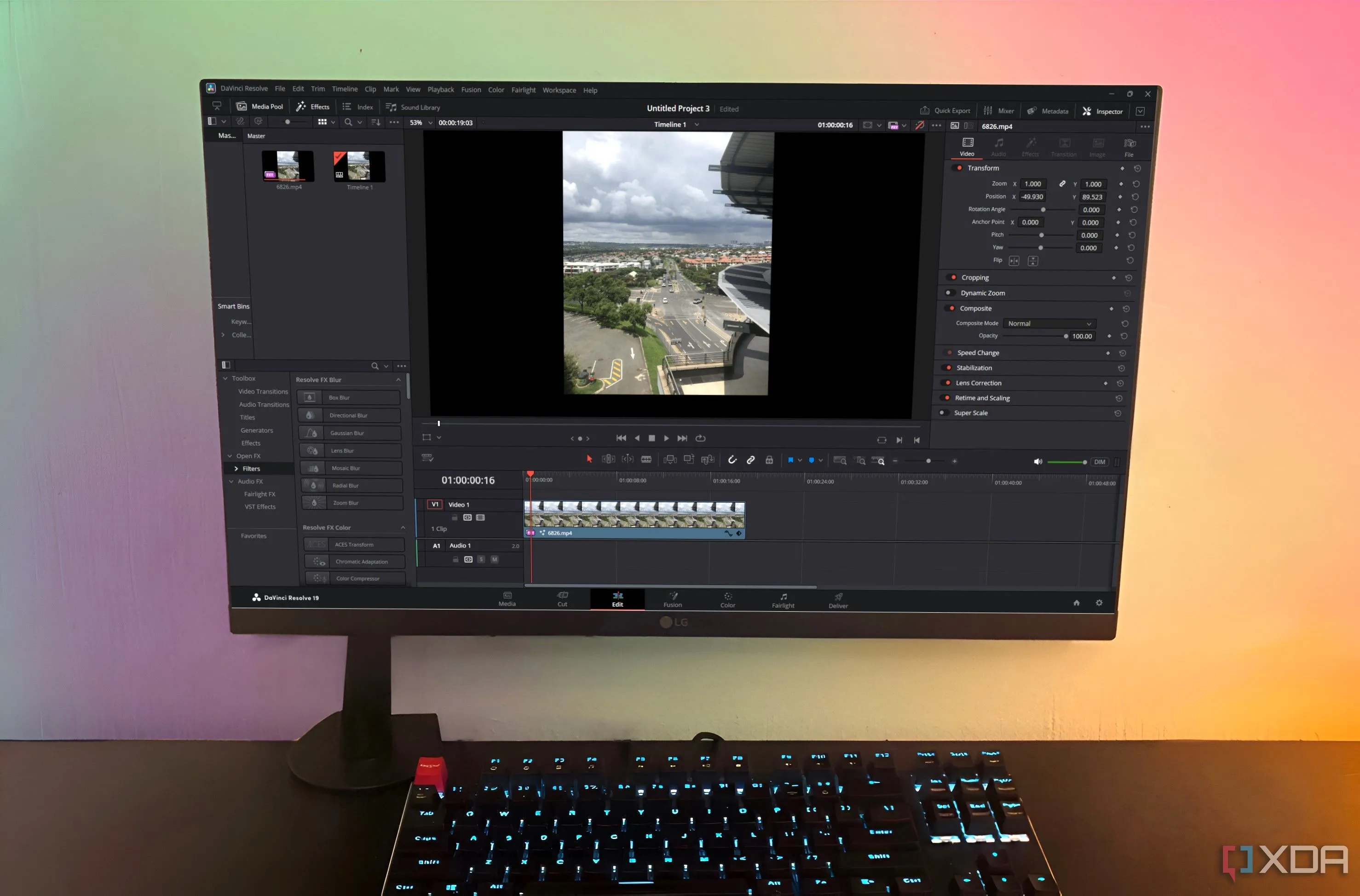 Giao diện chỉnh sửa video chuyên nghiệp của DaVinci Resolve trên máy tính để bàn, hiển thị cảnh quay ngang màn hình.