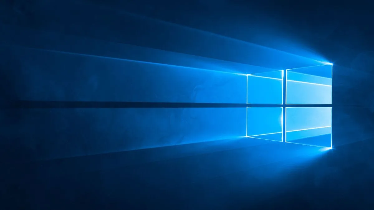 Giao diện desktop quen thuộc của Windows 10, biểu tượng logo Windows nổi bật giữa màn hình