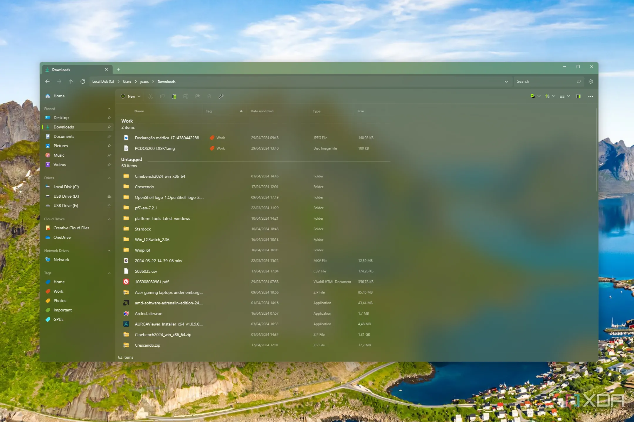 Giao diện File Explorer trên Windows 11 với chủ đề xanh lá và ảnh nền