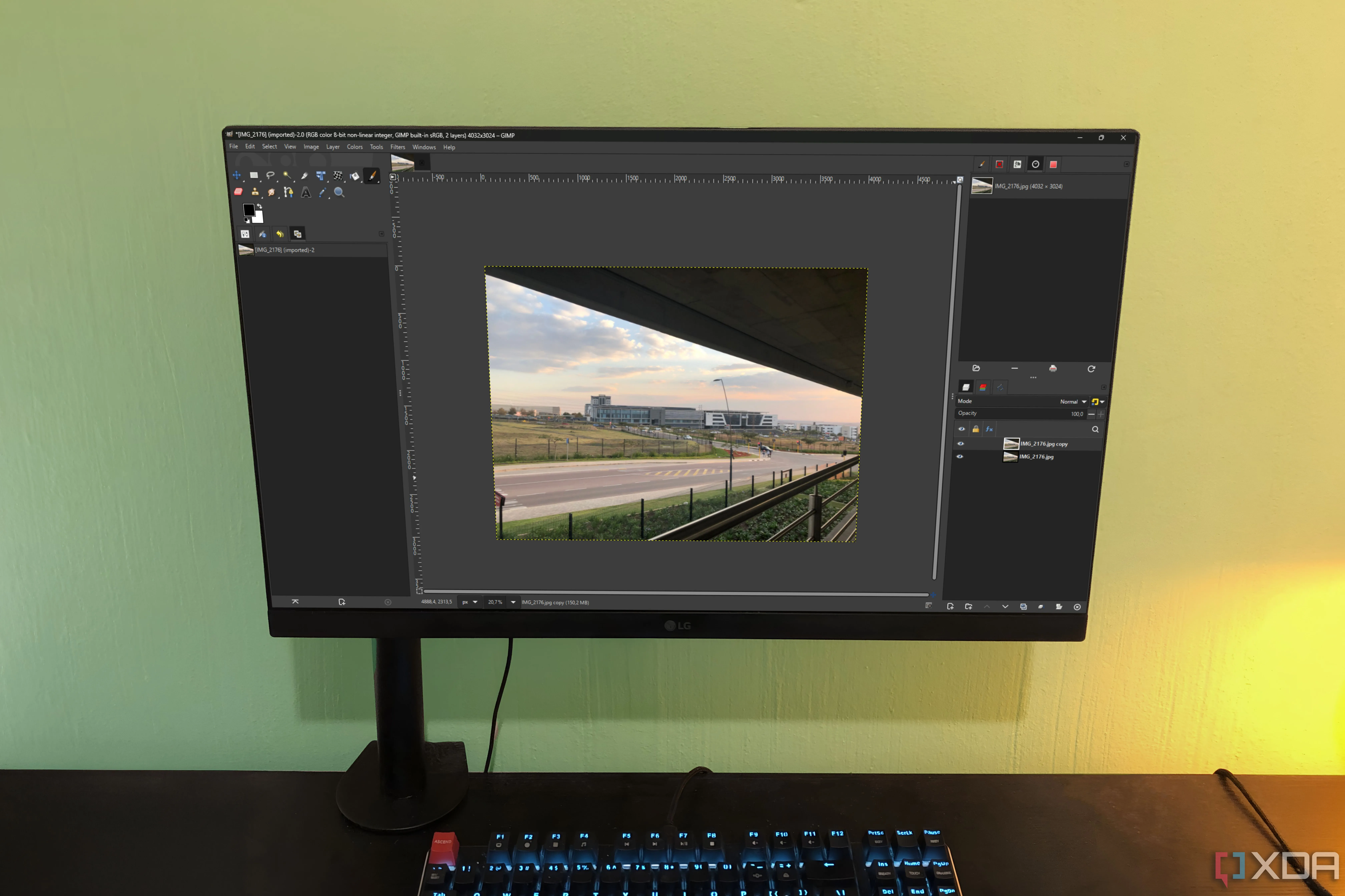 Giao diện GIMP 3.0 đang được sử dụng trên máy tính để bàn, thể hiện tính năng vẽ đối xứng