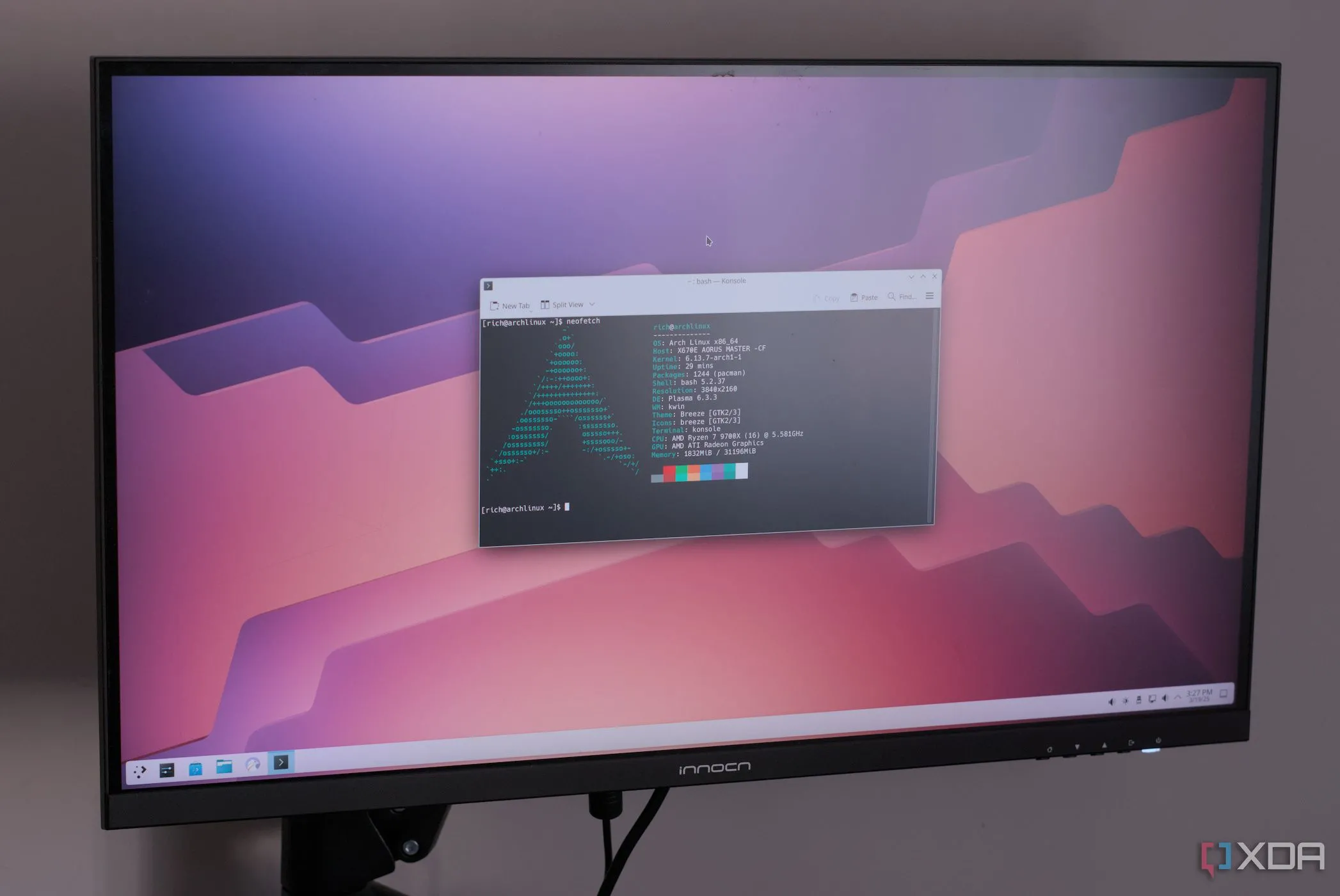 Giao diện KDE Plasma trên Arch Linux với Neofetch hiển thị thông tin hệ thống