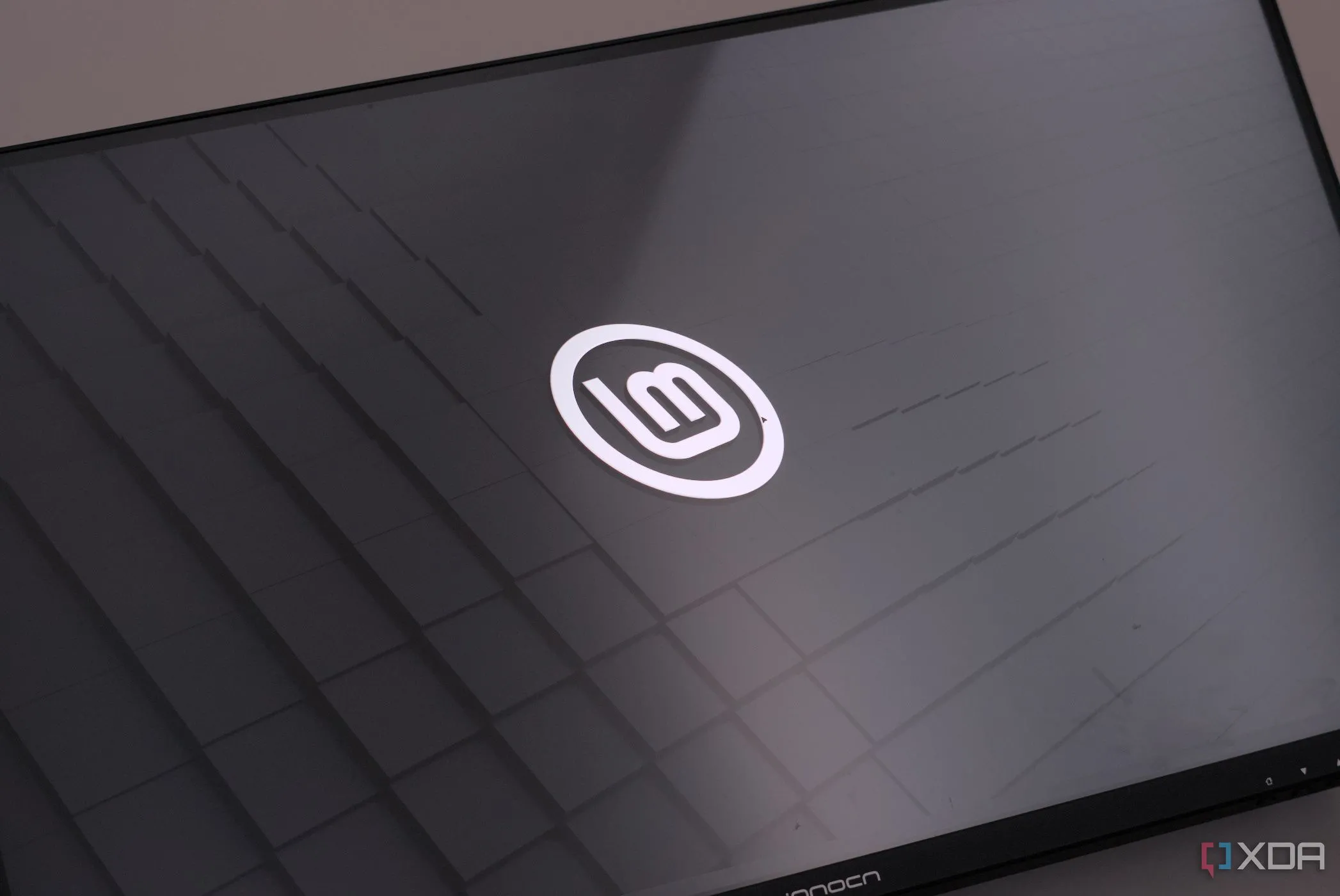 Giao diện màn hình desktop của Linux Mint 22.1, một bản phân phối Linux thân thiện với người dùng, lý tưởng cho việc tạo USB Live Linux cứu hộ máy tính.
